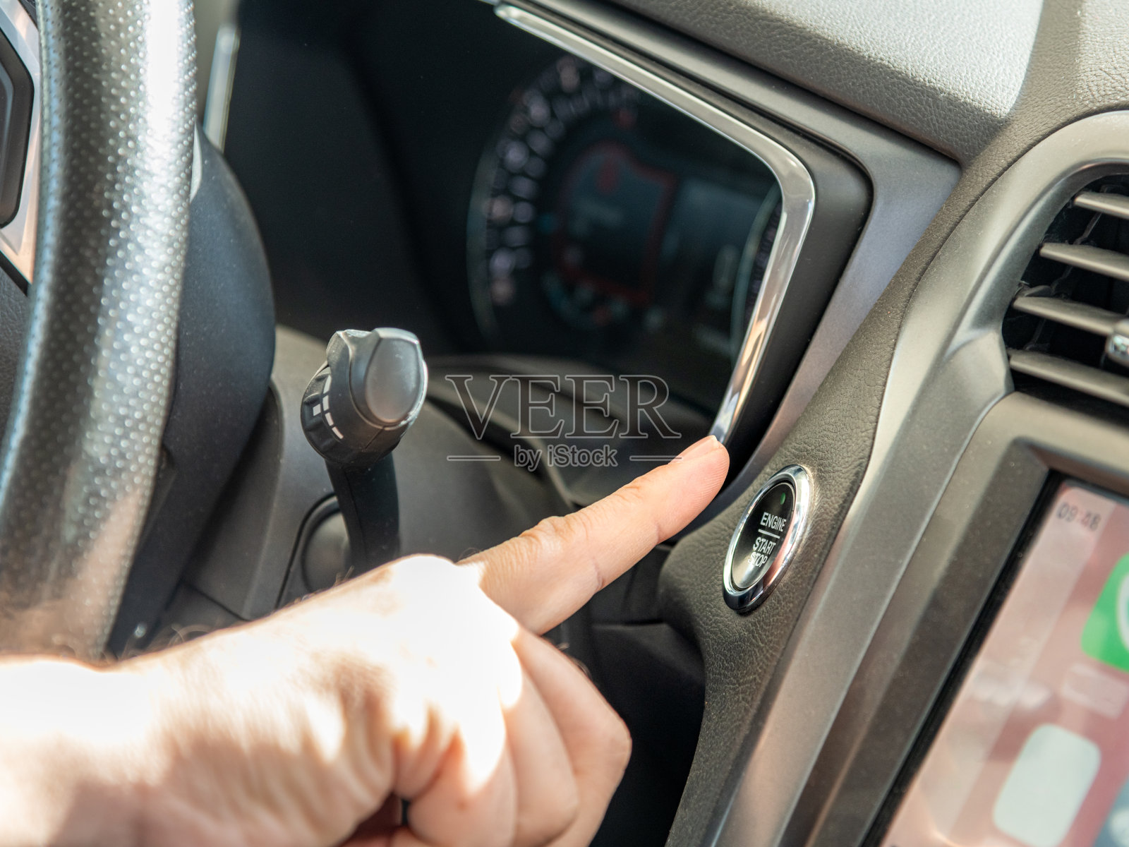 汽车启动-停止系统用手指按下按钮照片摄影图片
