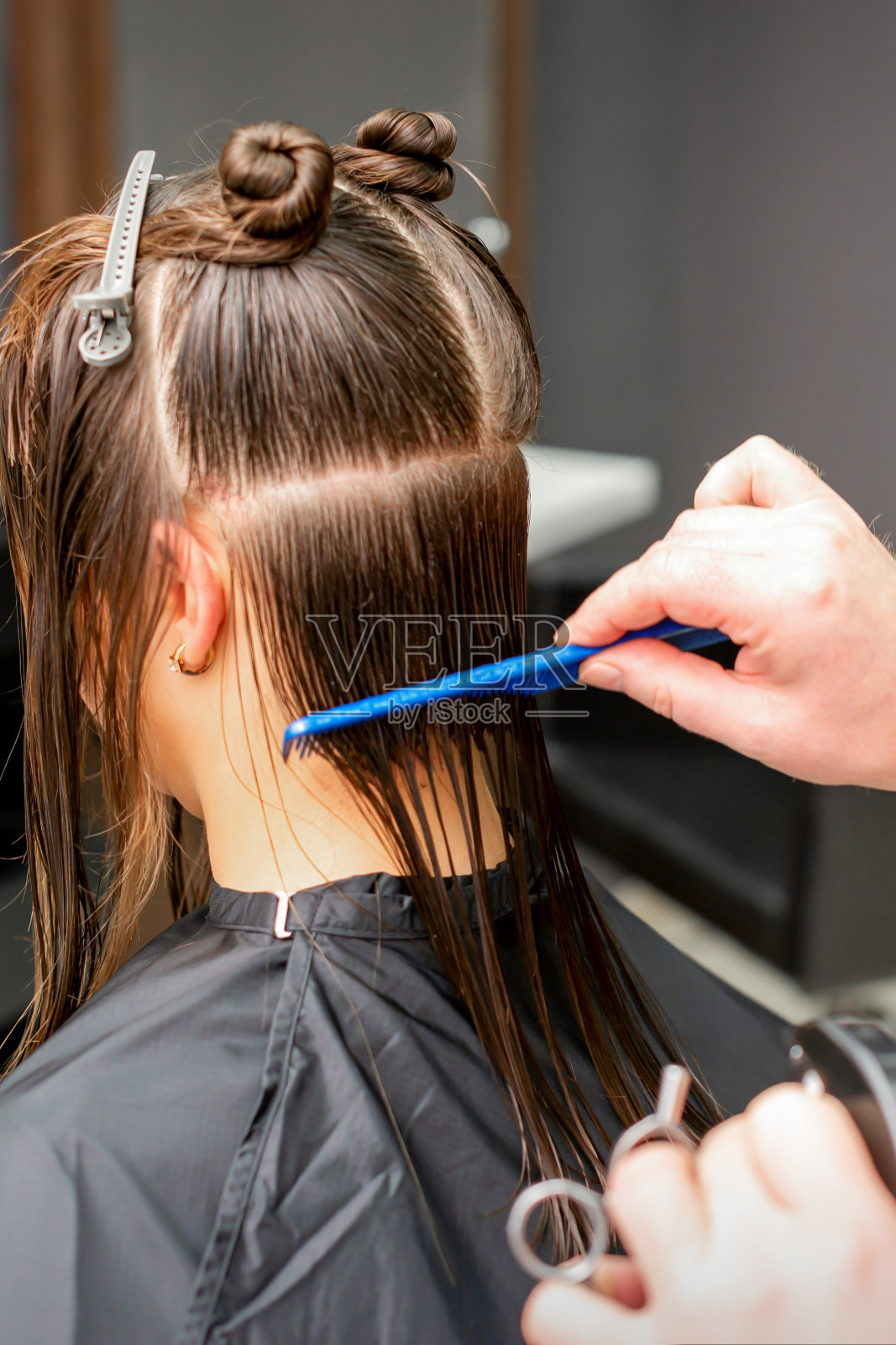 美发师梳理女性湿发照片摄影图片