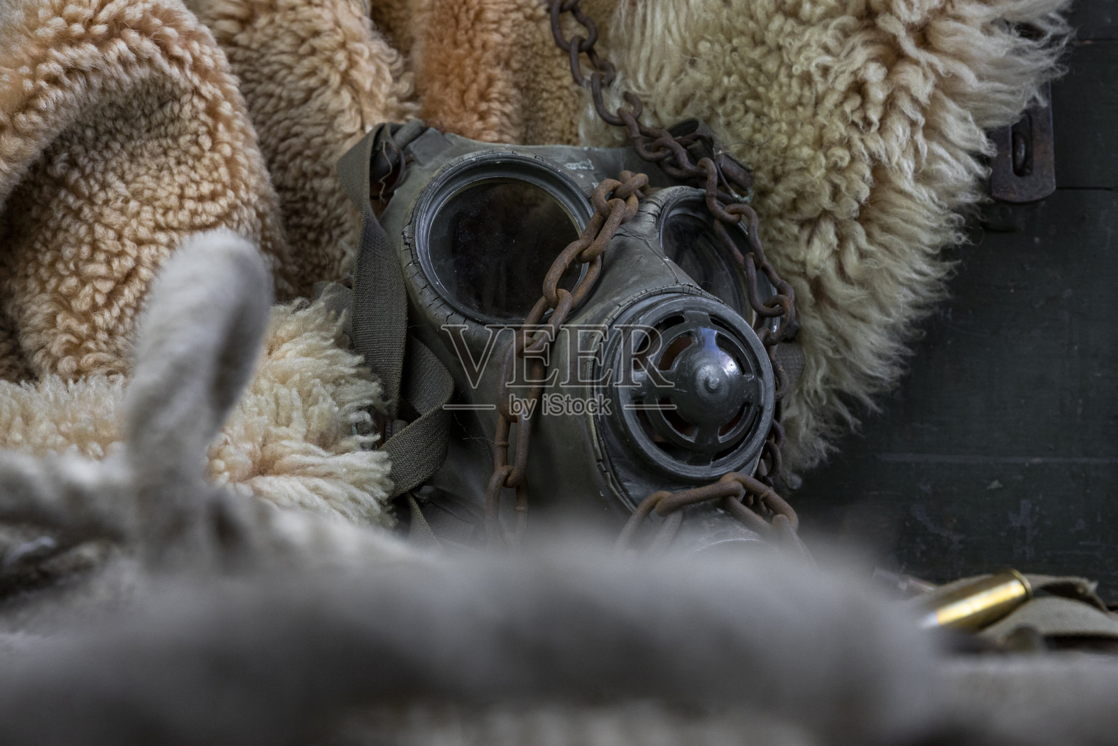 军用防毒面具和生锈的链条。世界末日的概念。预防冠状病毒大流行照片摄影图片