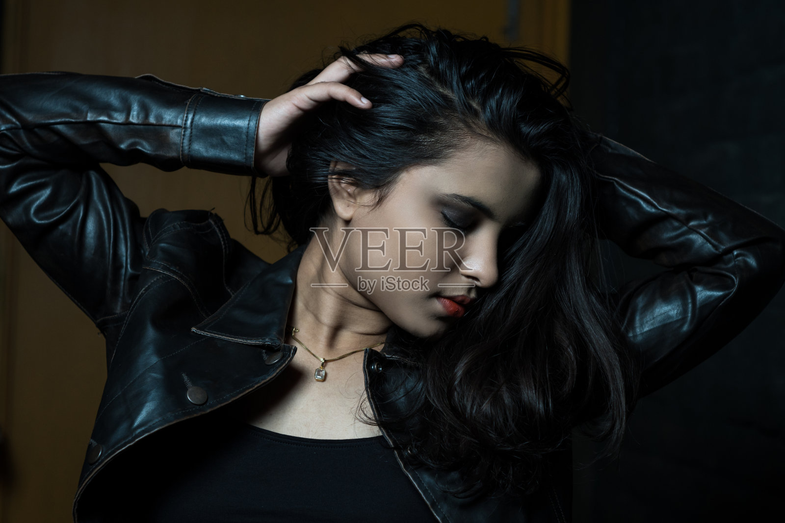 女人在酒吧穿夹克富有时尚的女士，性感的样子照片摄影图片