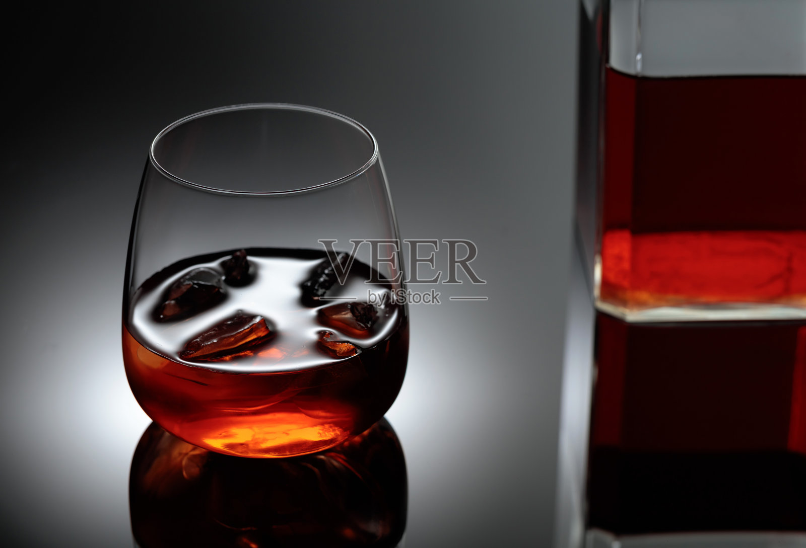 威士忌加冰。照片摄影图片