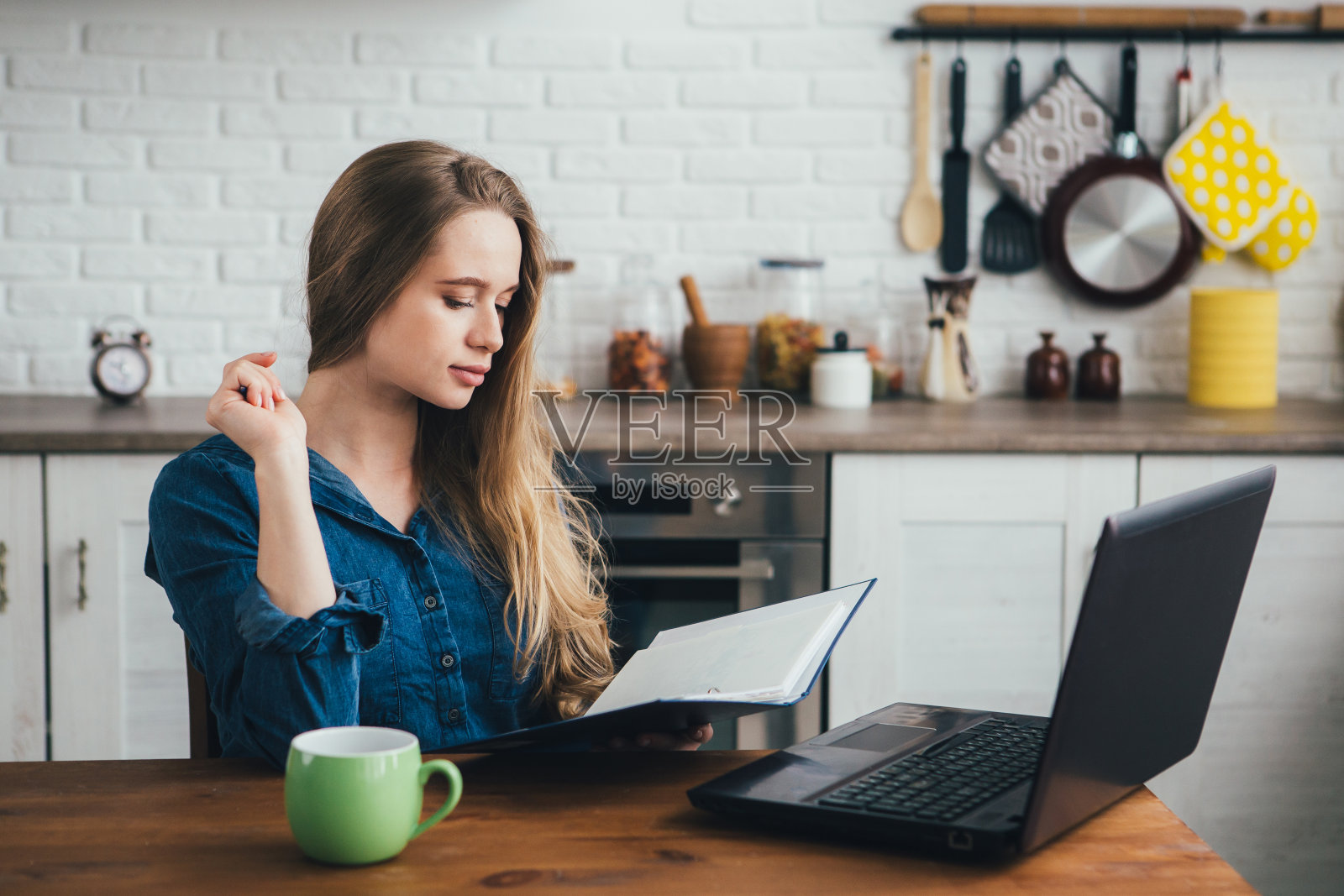 一个怀孕的女孩，一个在家里厨房工作的自由职业者照片摄影图片