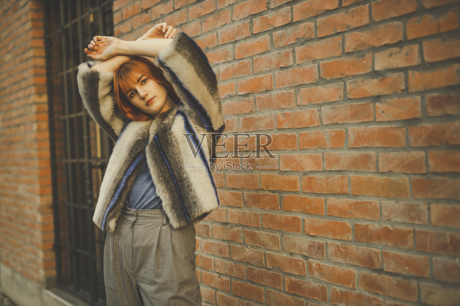 年轻漂亮的时髦女孩在街上照片摄影图片