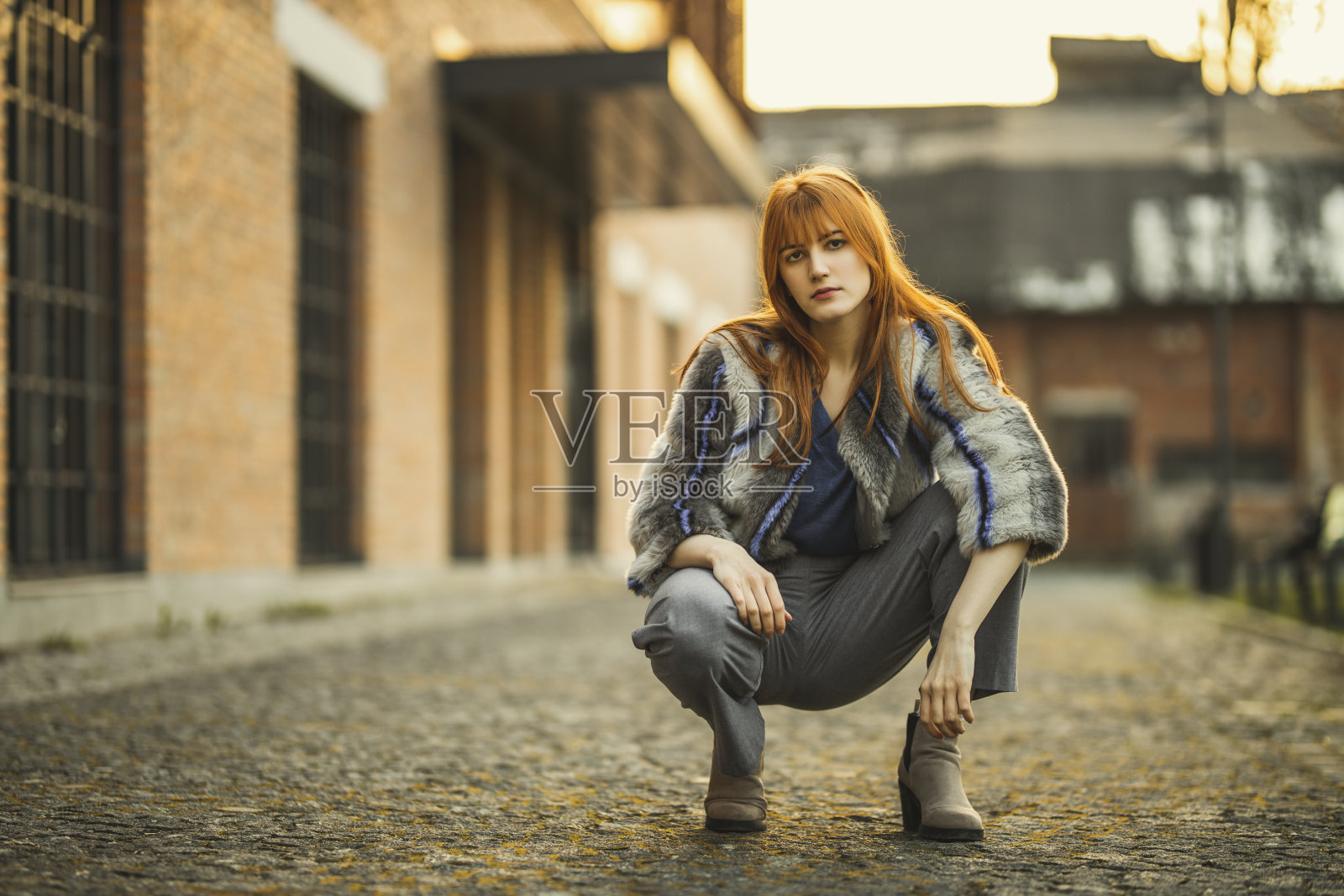 年轻漂亮的时髦女孩在街上照片摄影图片