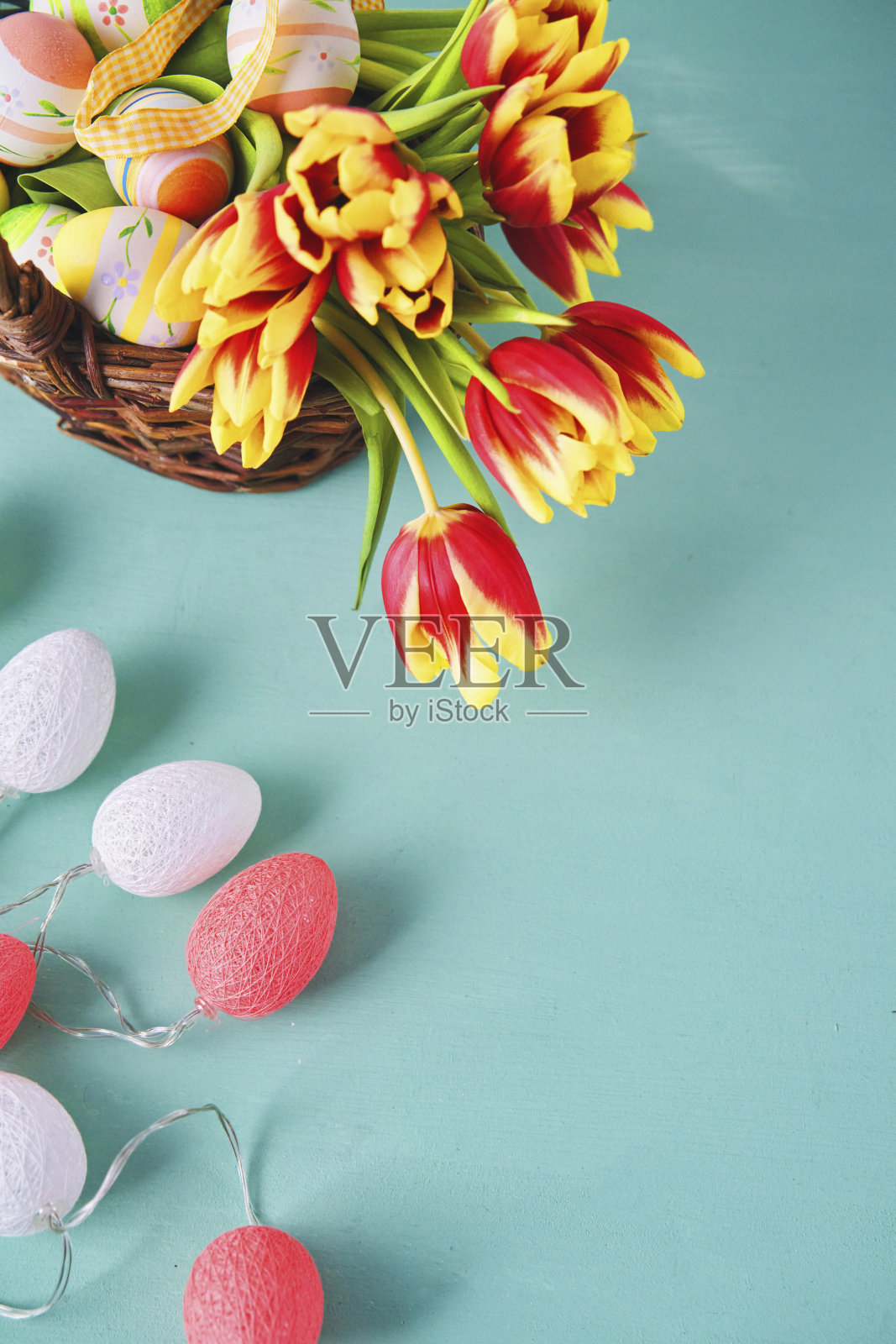 复活节装饰与郁金香和复活节彩蛋在乡村背景照片摄影图片