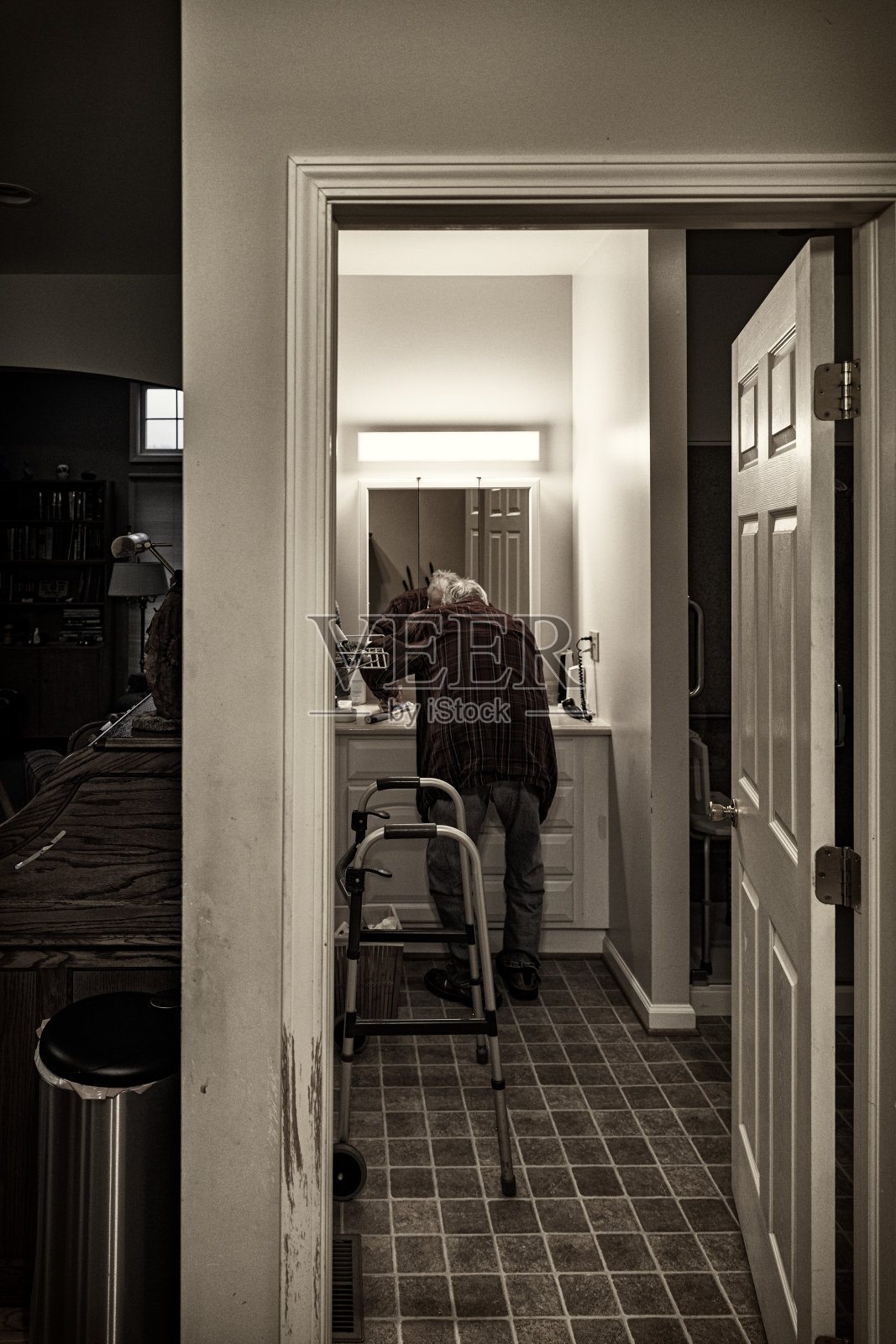 准备睡觉的老人照片摄影图片