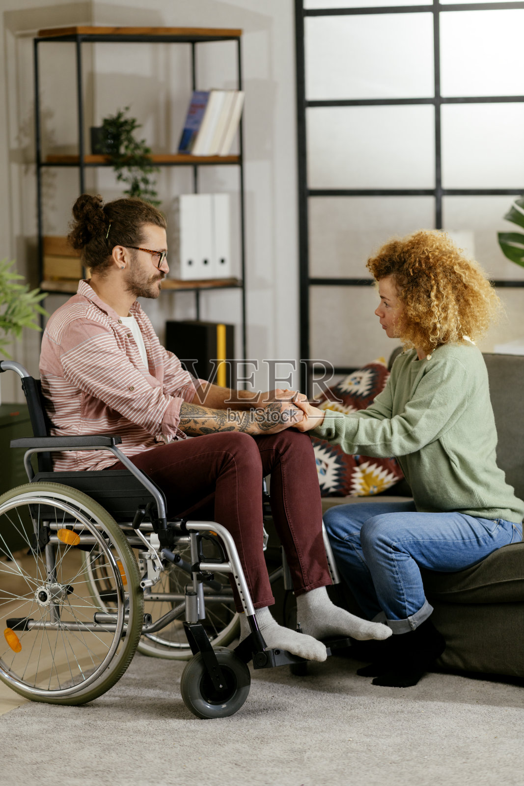 年轻夫妇，坐轮椅的男人照片摄影图片