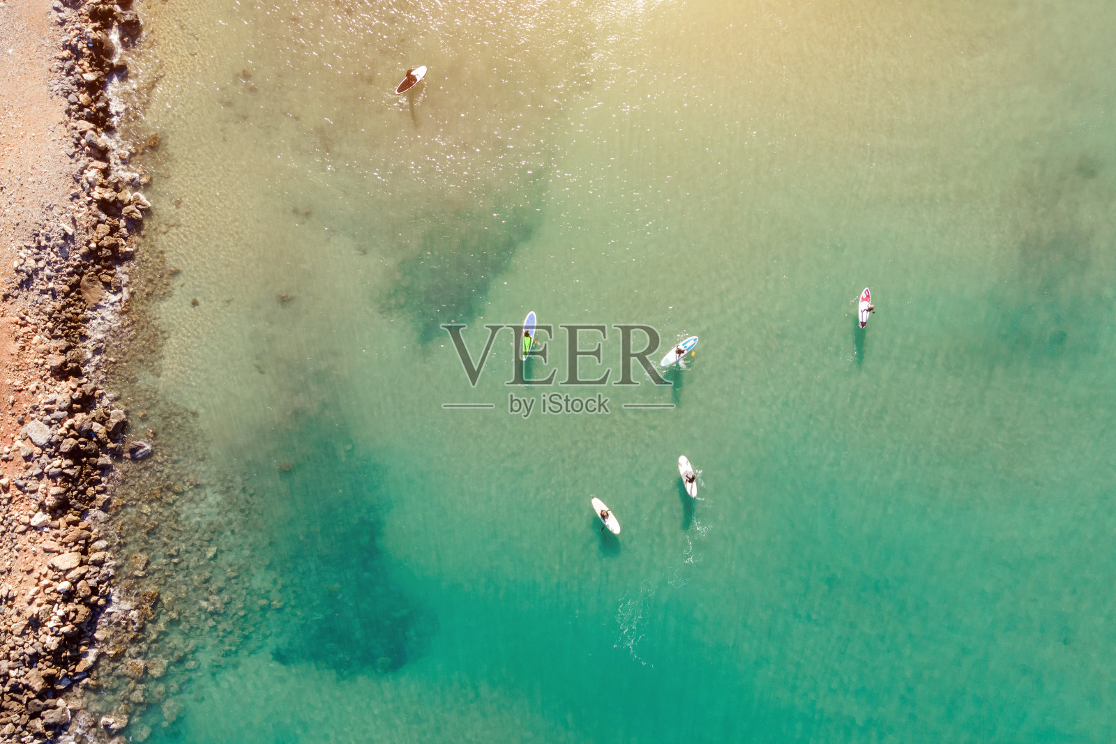 鸟瞰图的人在地中海绿松石清澈的大海练习站立划桨或SUP。照片摄影图片