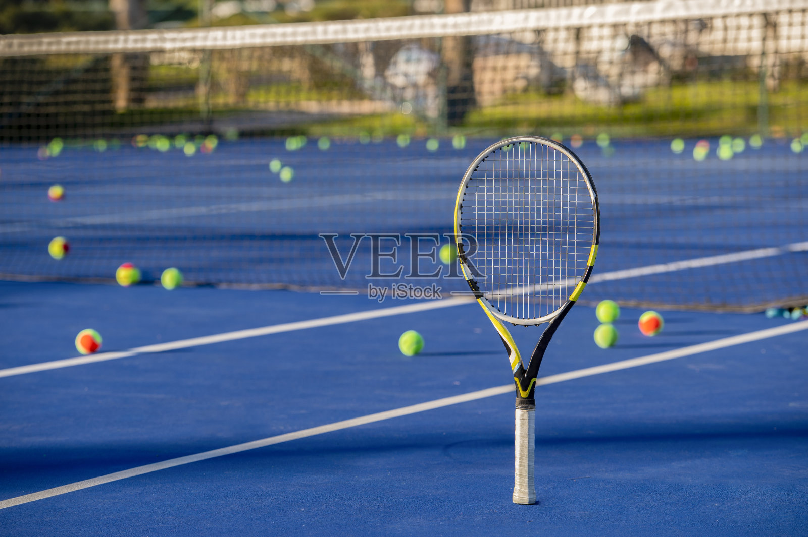 网球场上的网球拍和球。照片摄影图片