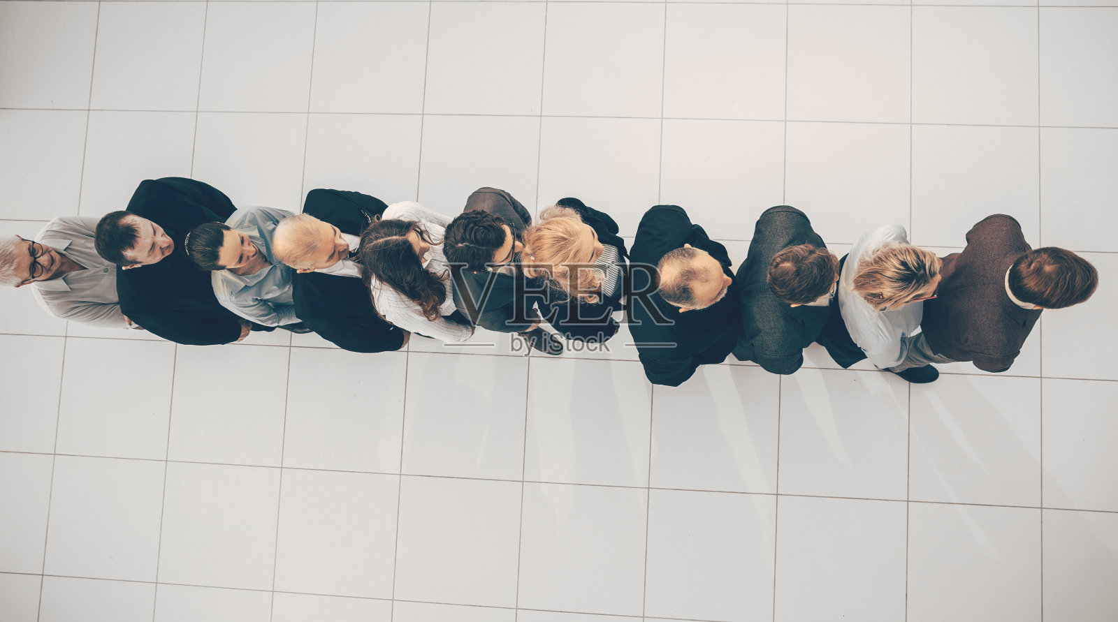 前视图。一群不同的商业人士站在一起照片摄影图片