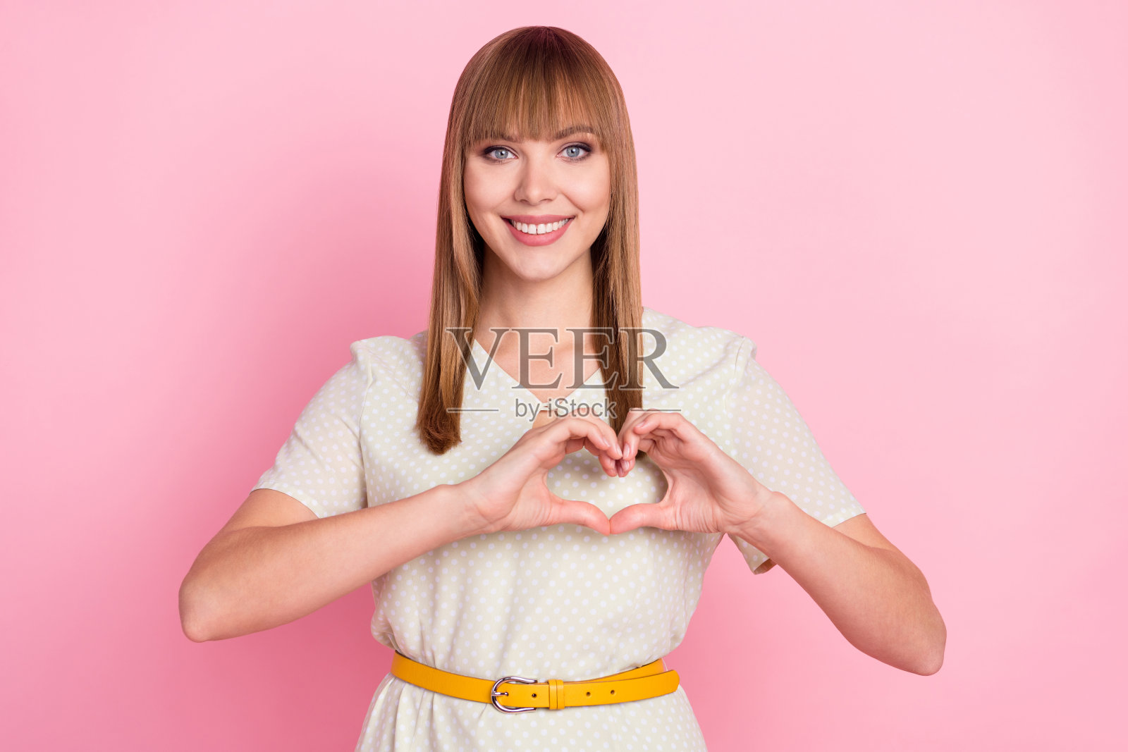 肖像有吸引力的开朗的女孩显示心形象征爱情信任孤立在粉红色柔和的颜色背景照片摄影图片