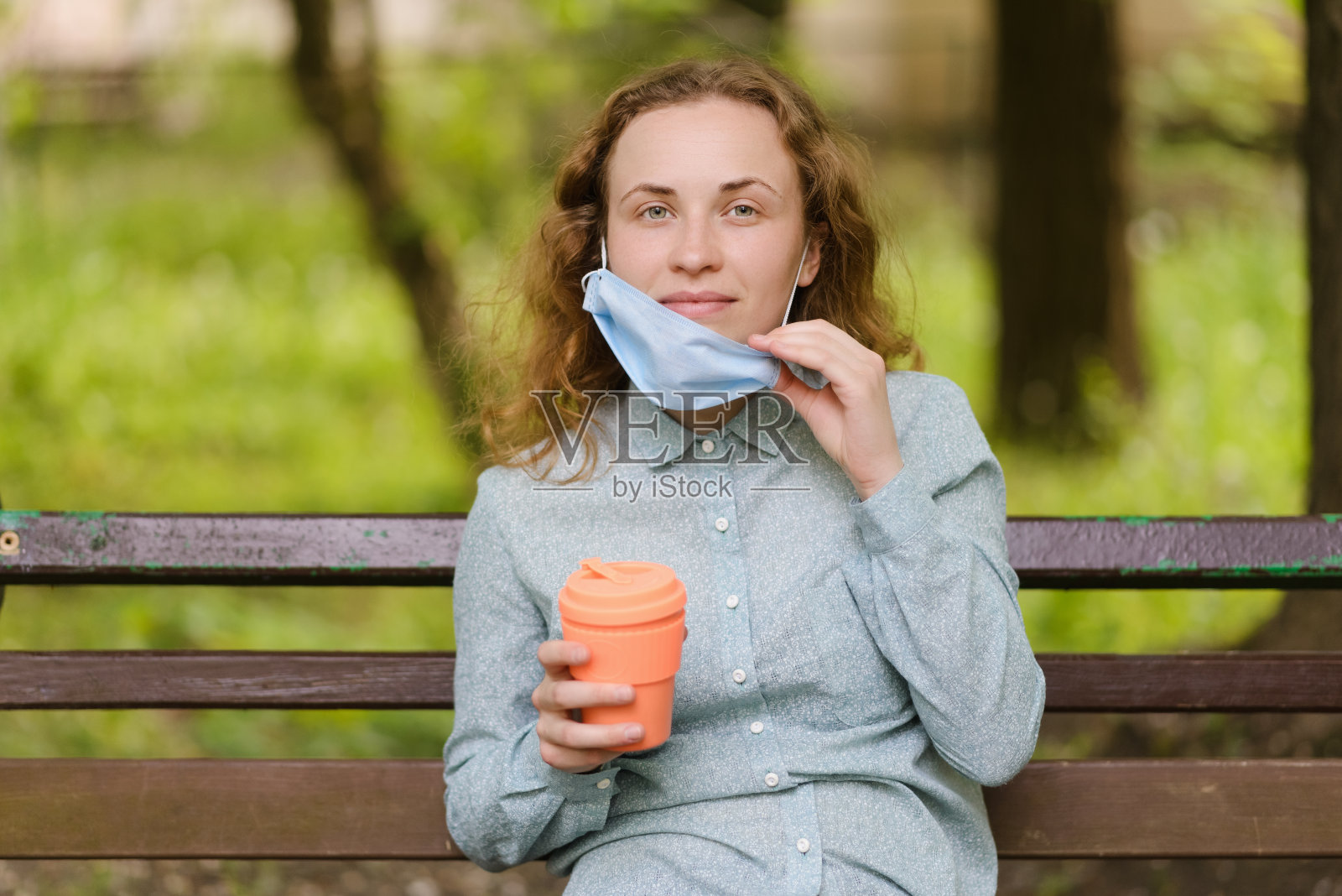 喝完咖啡后，女孩戴着口罩照片摄影图片