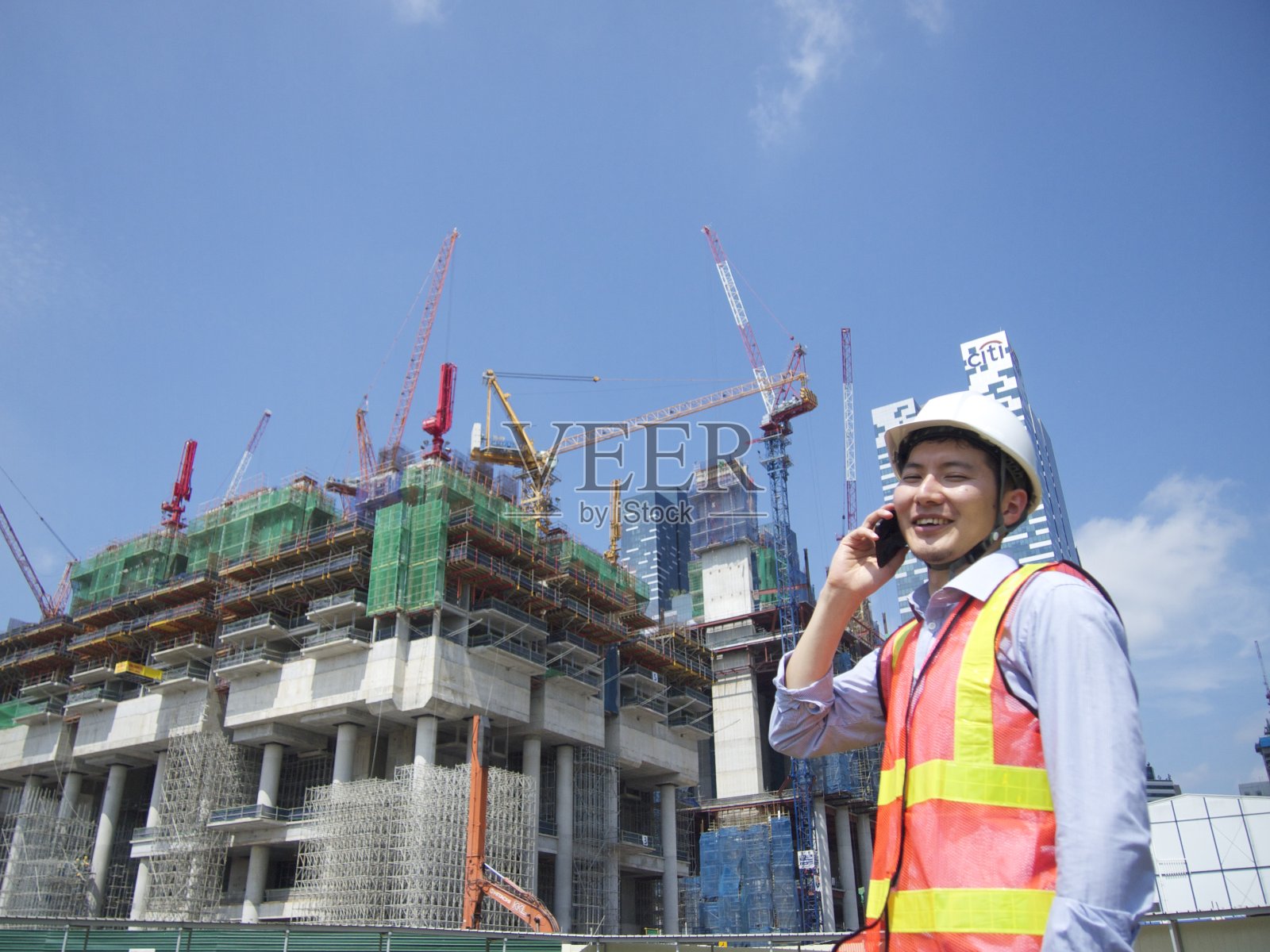 建筑商来电和在建建筑照片摄影图片