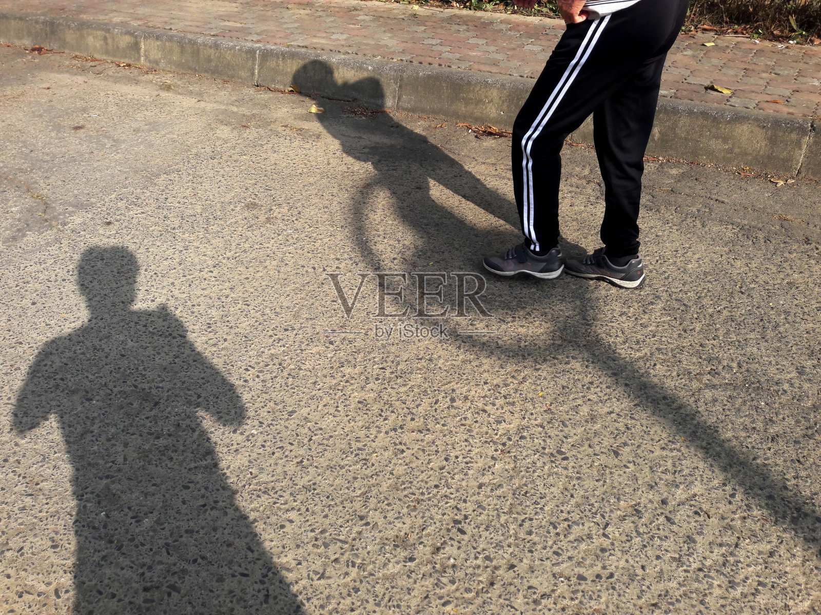 沥青上的剪影照片摄影图片