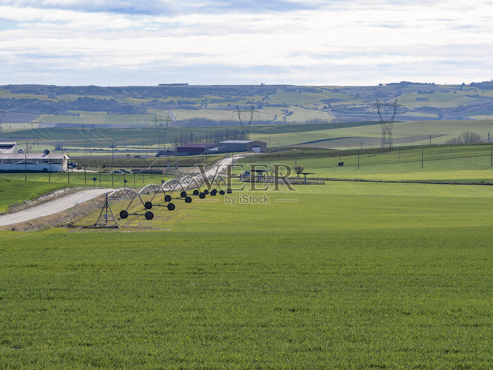 春季在有机土地上进行支点灌溉照片摄影图片