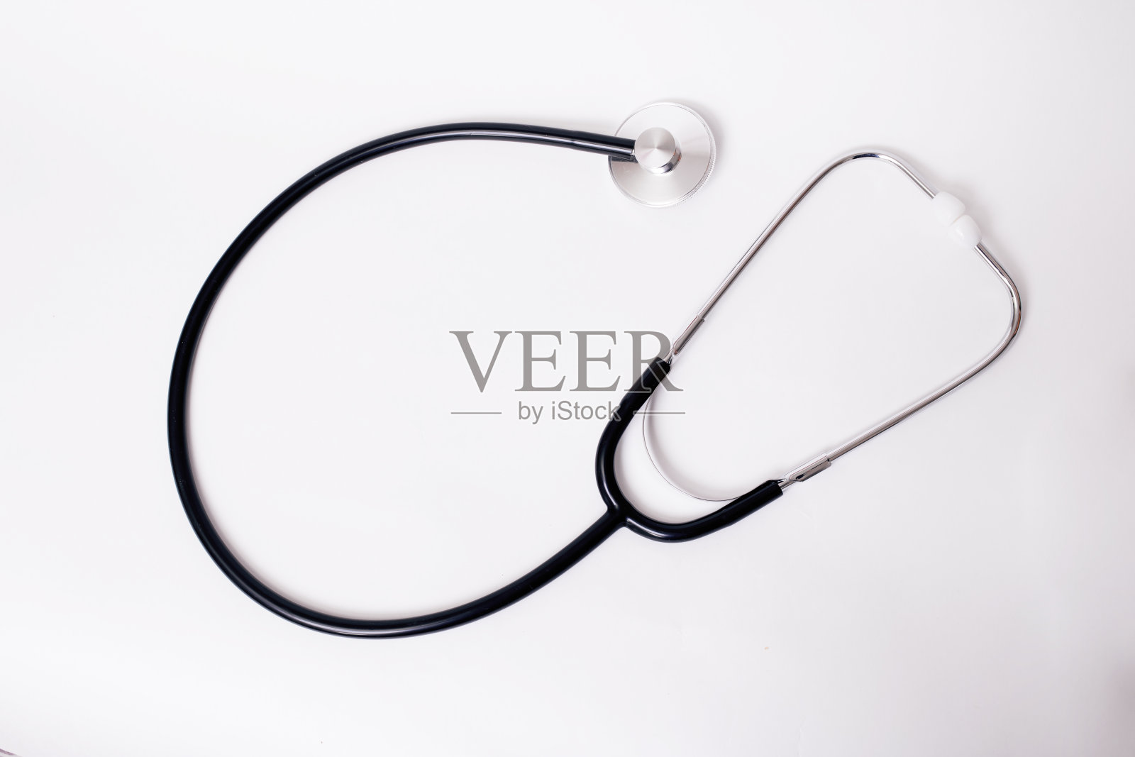 白色背景的听诊器特写照片摄影图片