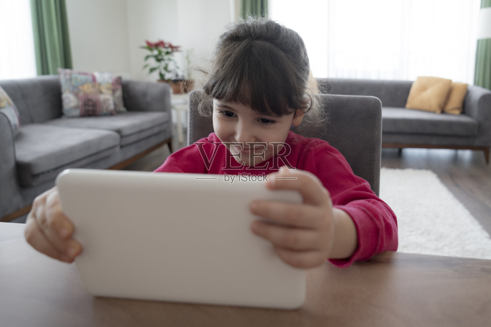 小女孩在家里用平板电脑照片摄影图片