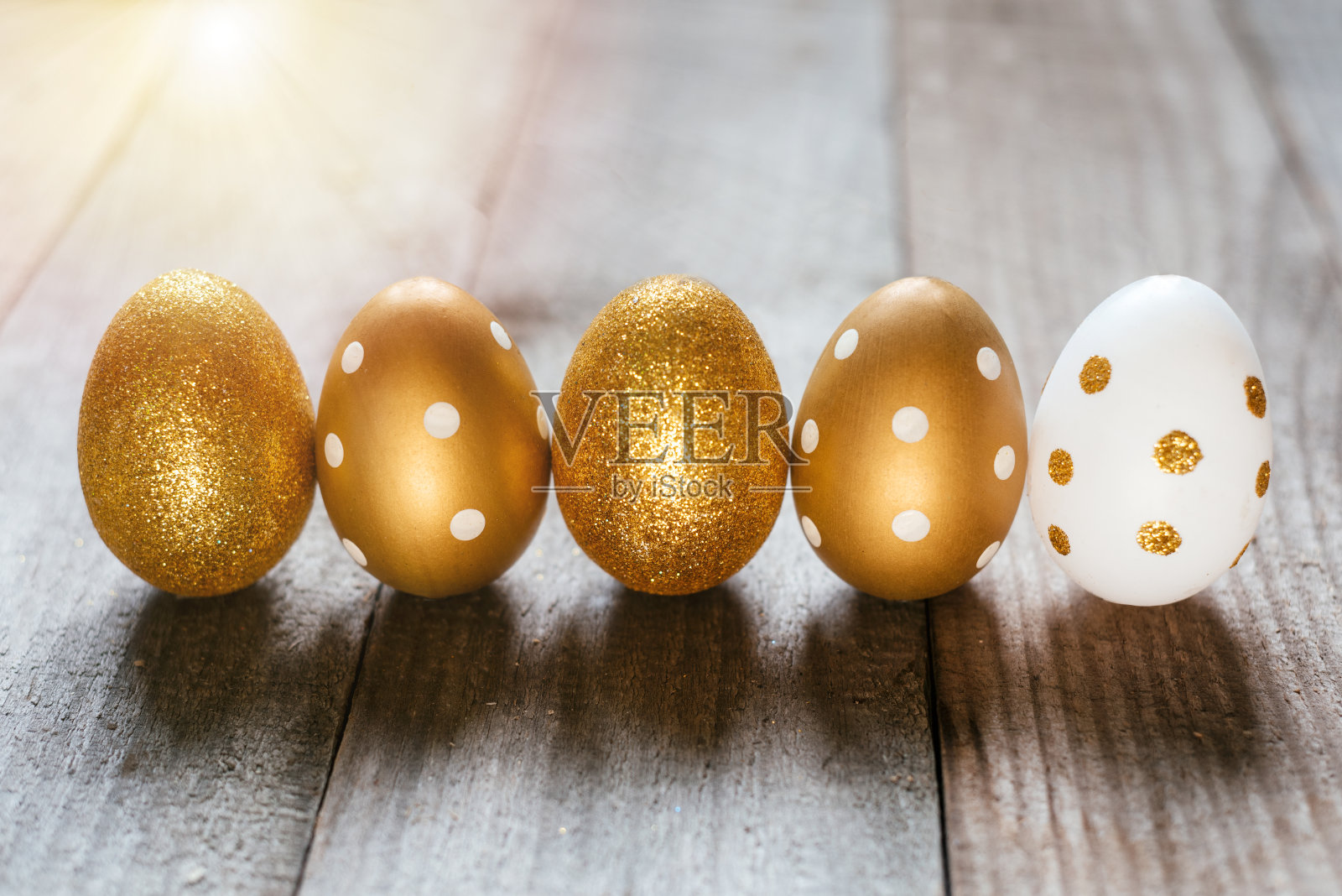 木制背景上的金色和白色复活节彩蛋。复活节贺卡快乐。照片摄影图片
