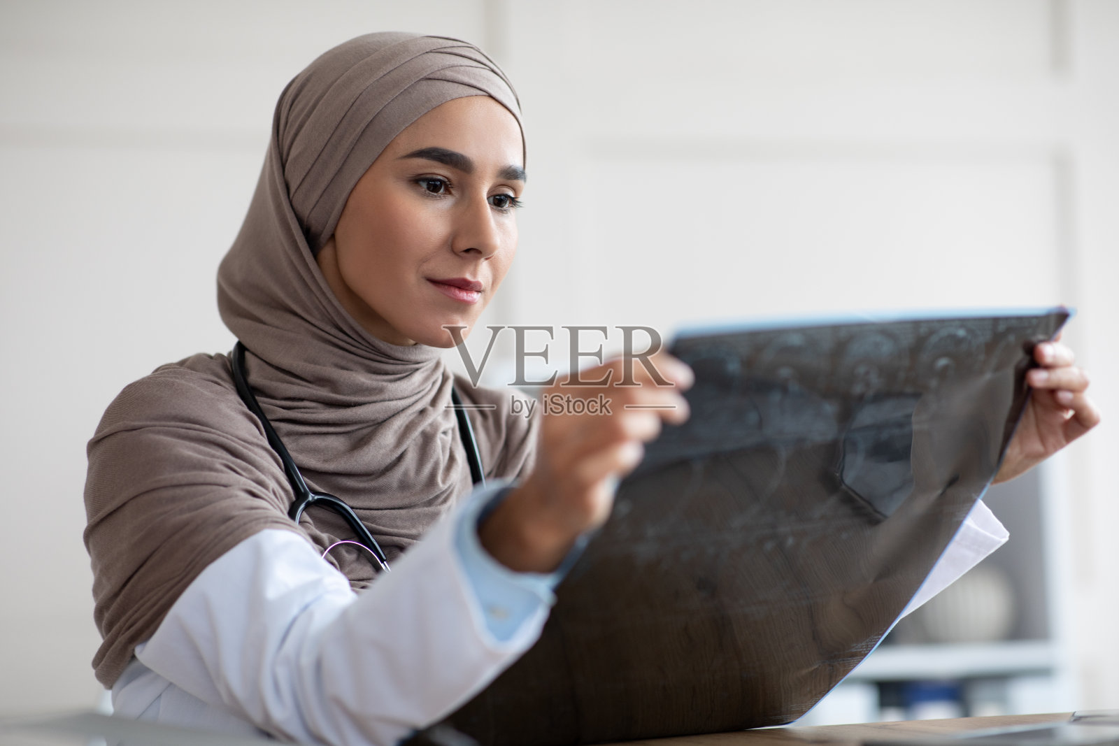 穆斯林阿拉伯女医生看X光片的肖像照片摄影图片