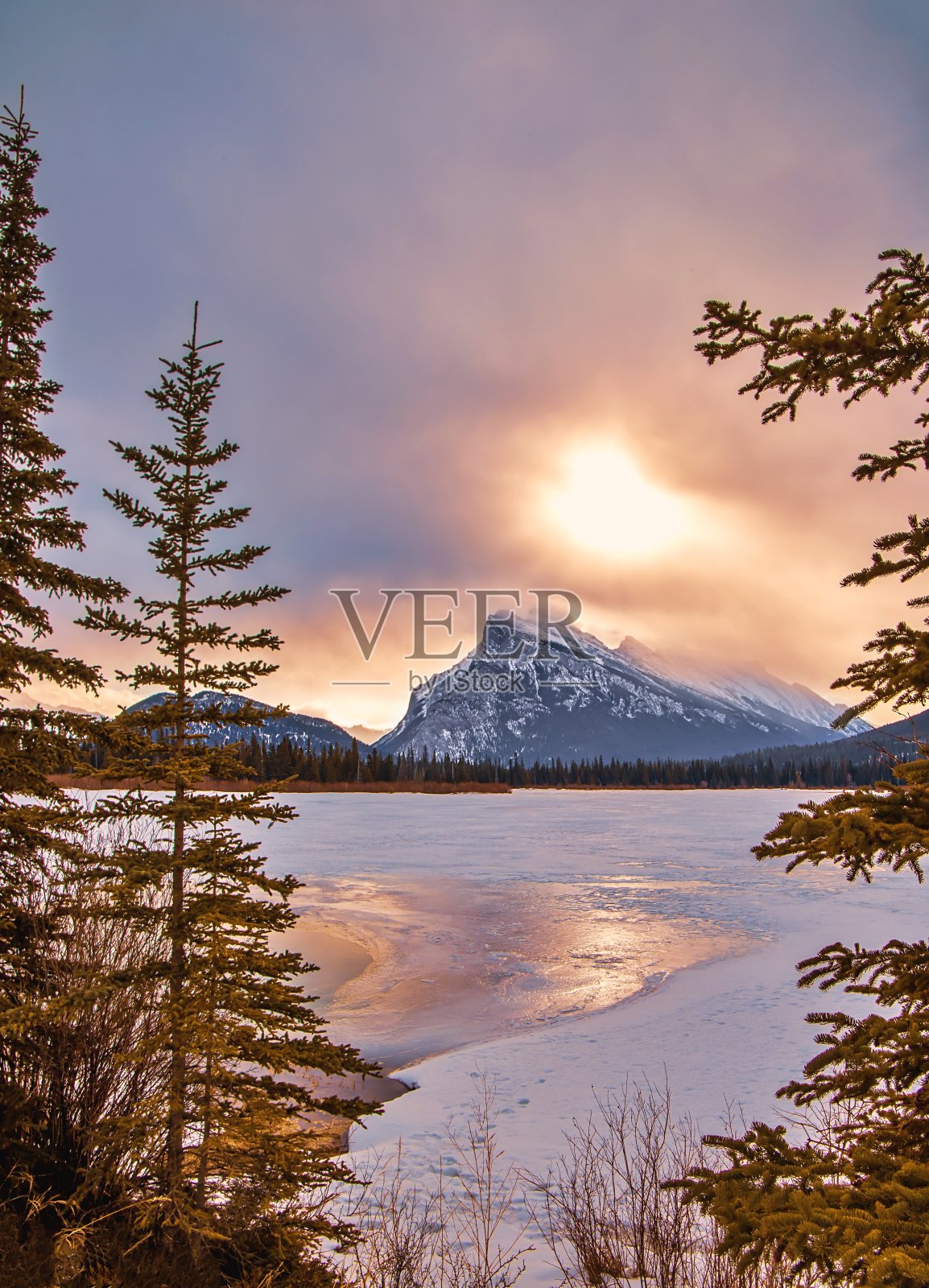 冬日朱砂湖上的日出照片摄影图片