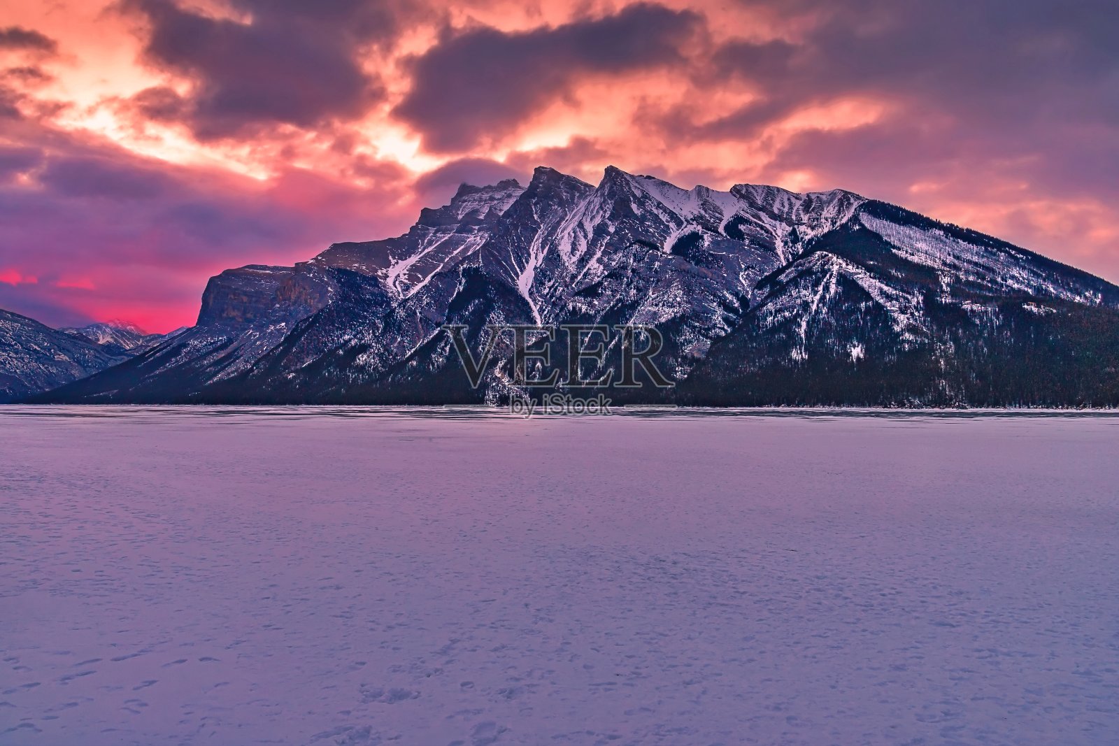 日出天空下的明尼旺卡雪湖照片摄影图片