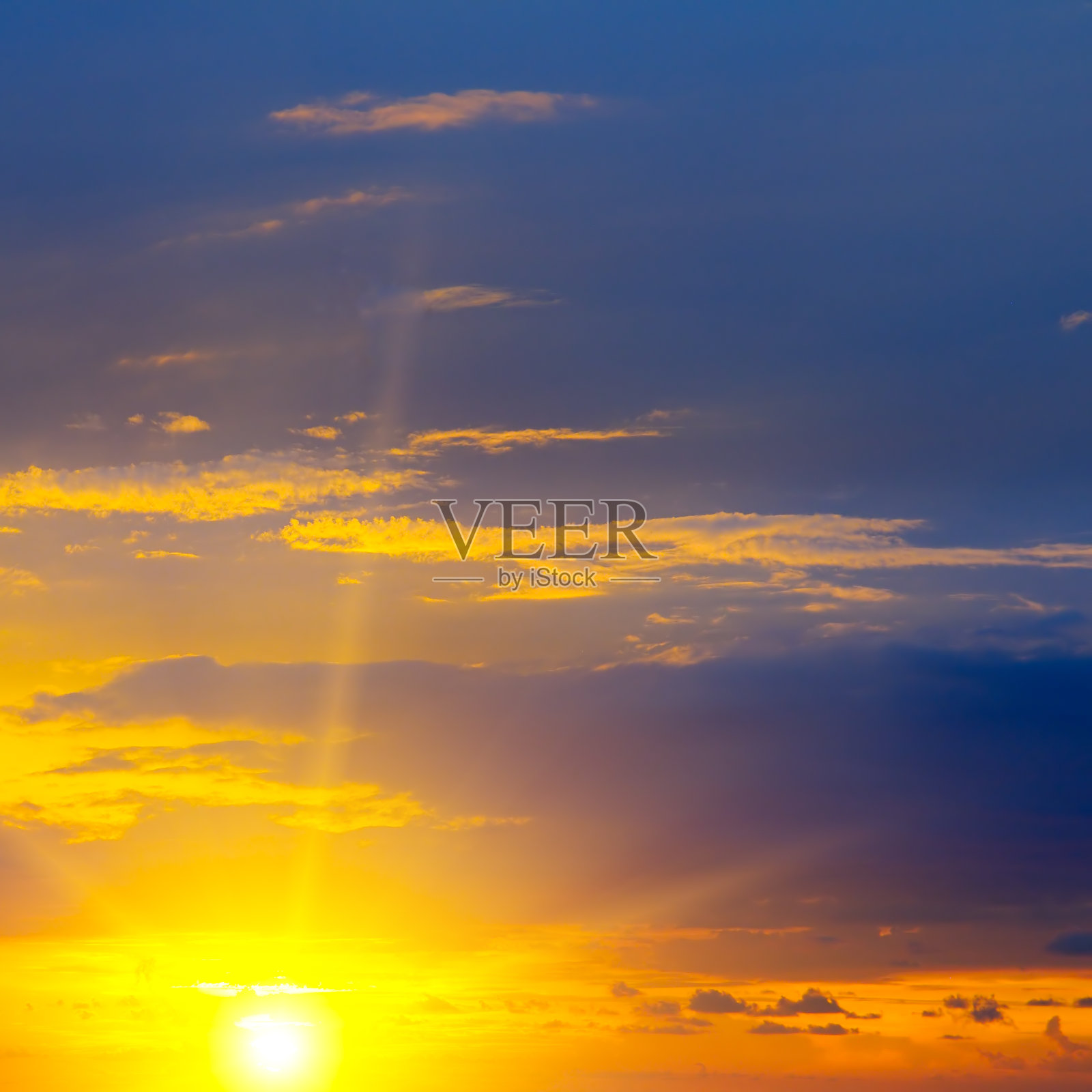 美丽的天空，安静的日落或日出的背景。照片摄影图片