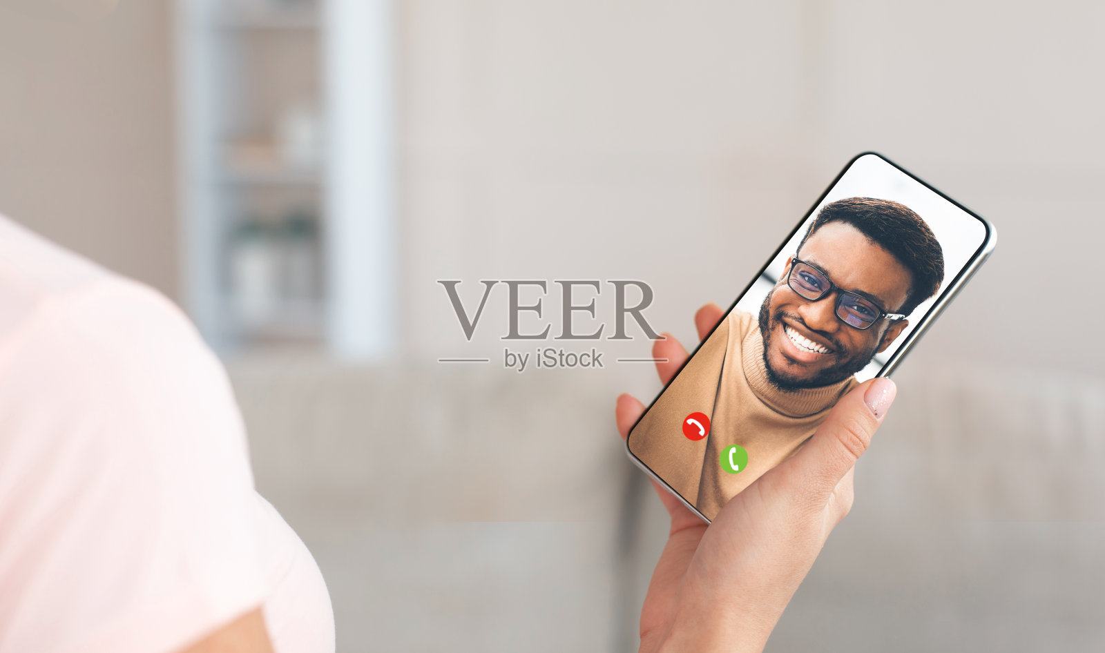 一个面目全非的女人用手机进行远程通讯，在线和男友聊天，全景图照片摄影图片