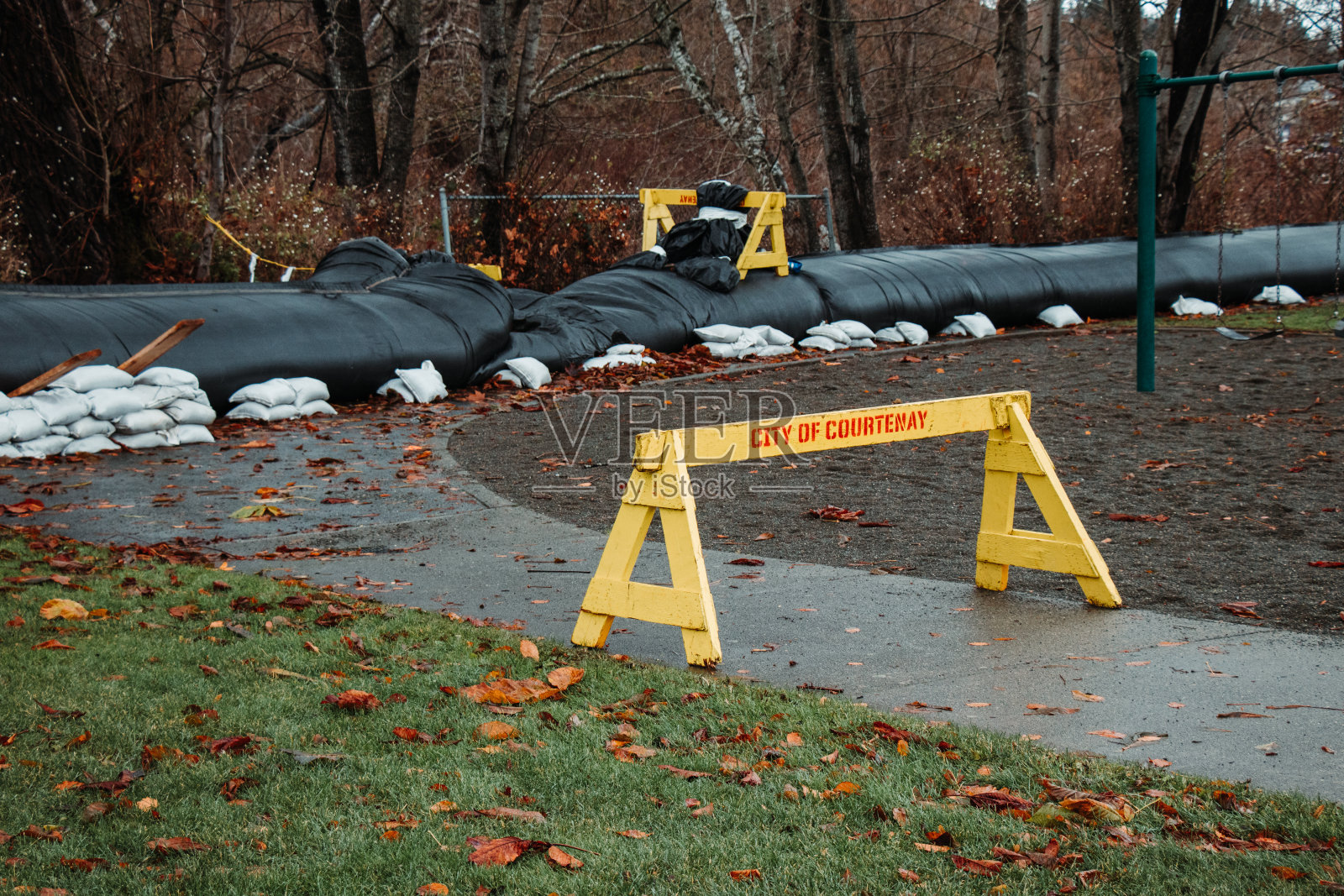 旋转水上乐园的黄色护栏和水坝照片摄影图片