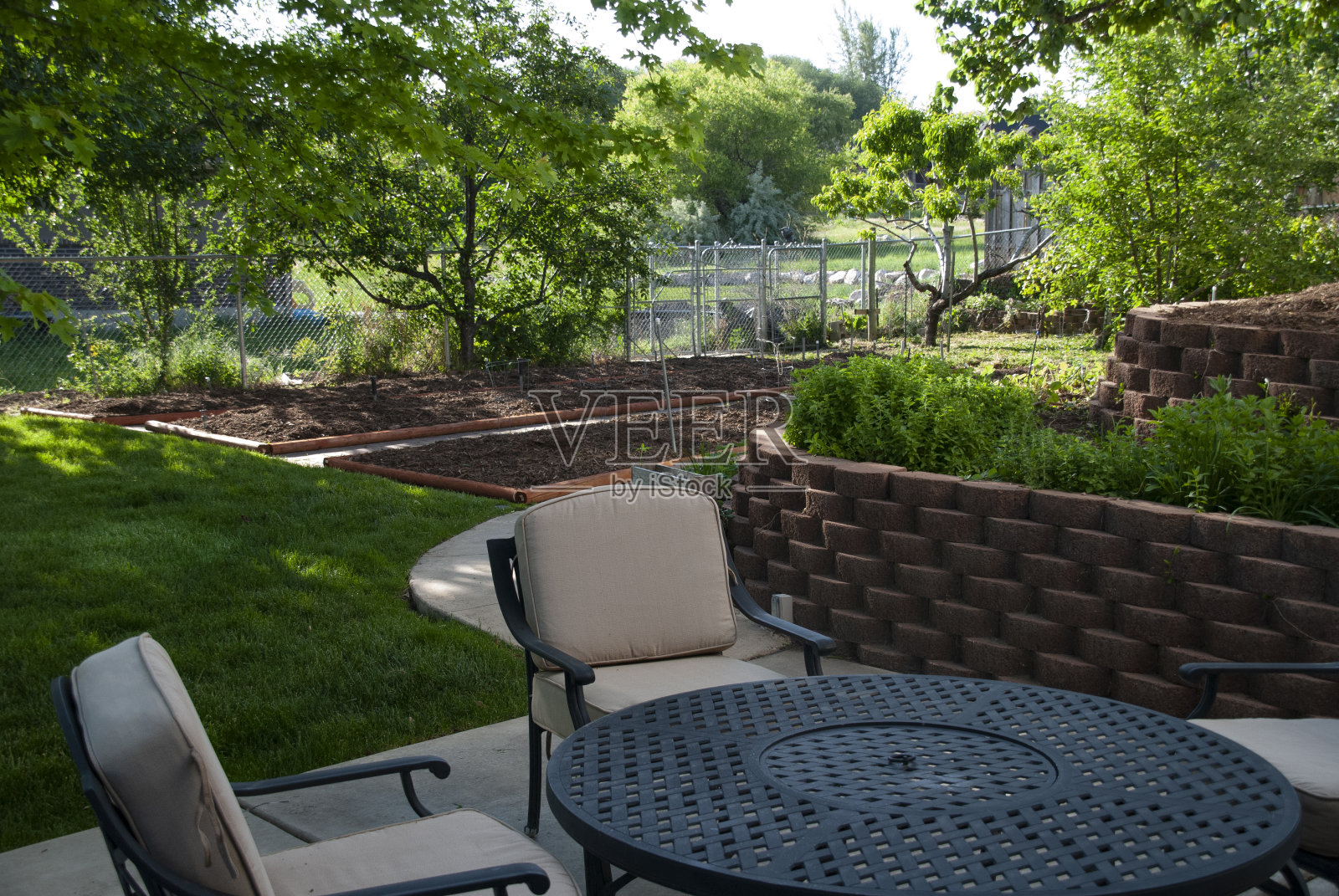 后院花园庭院准备种植照片摄影图片