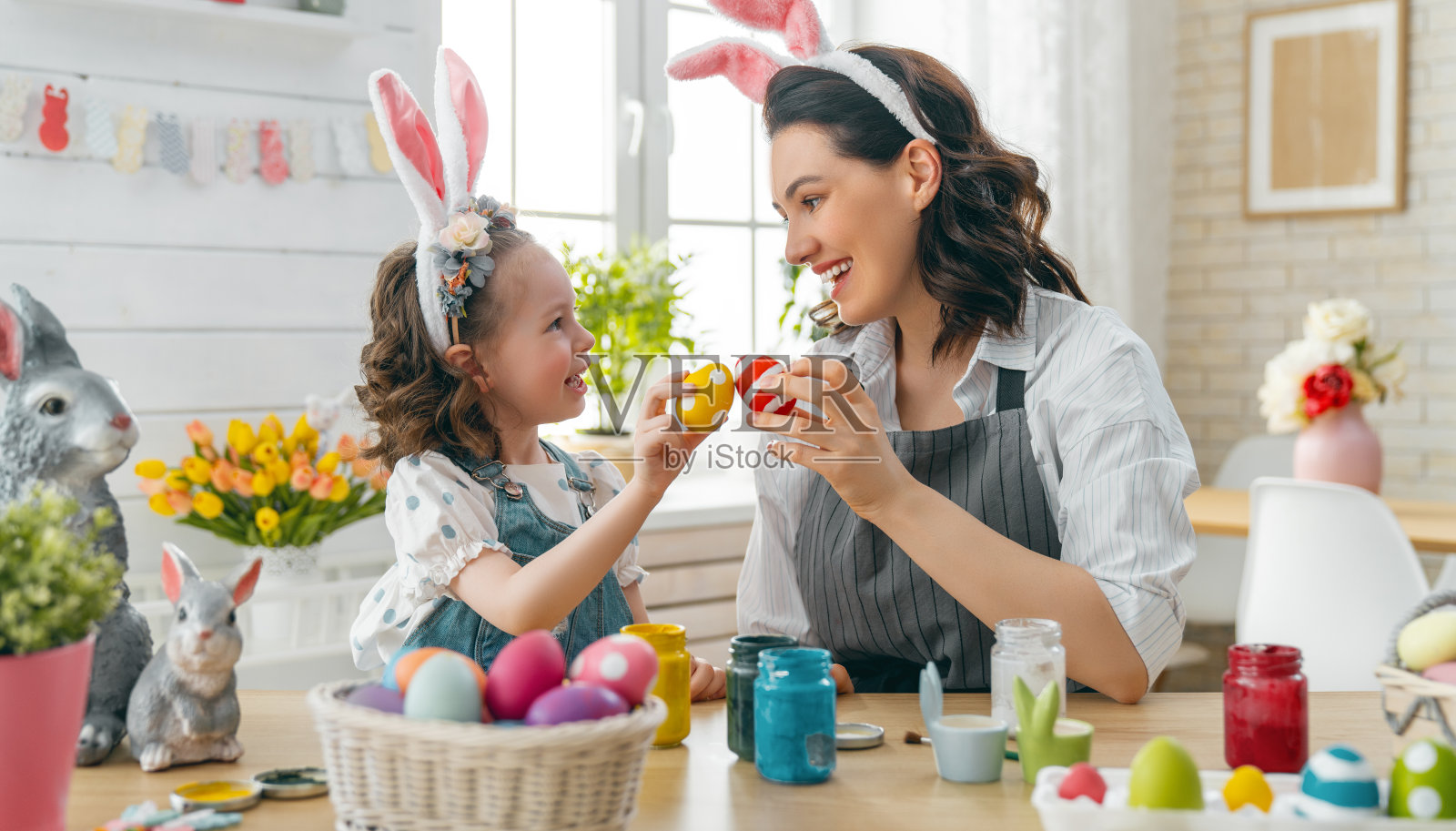 一家人庆祝复活节照片摄影图片