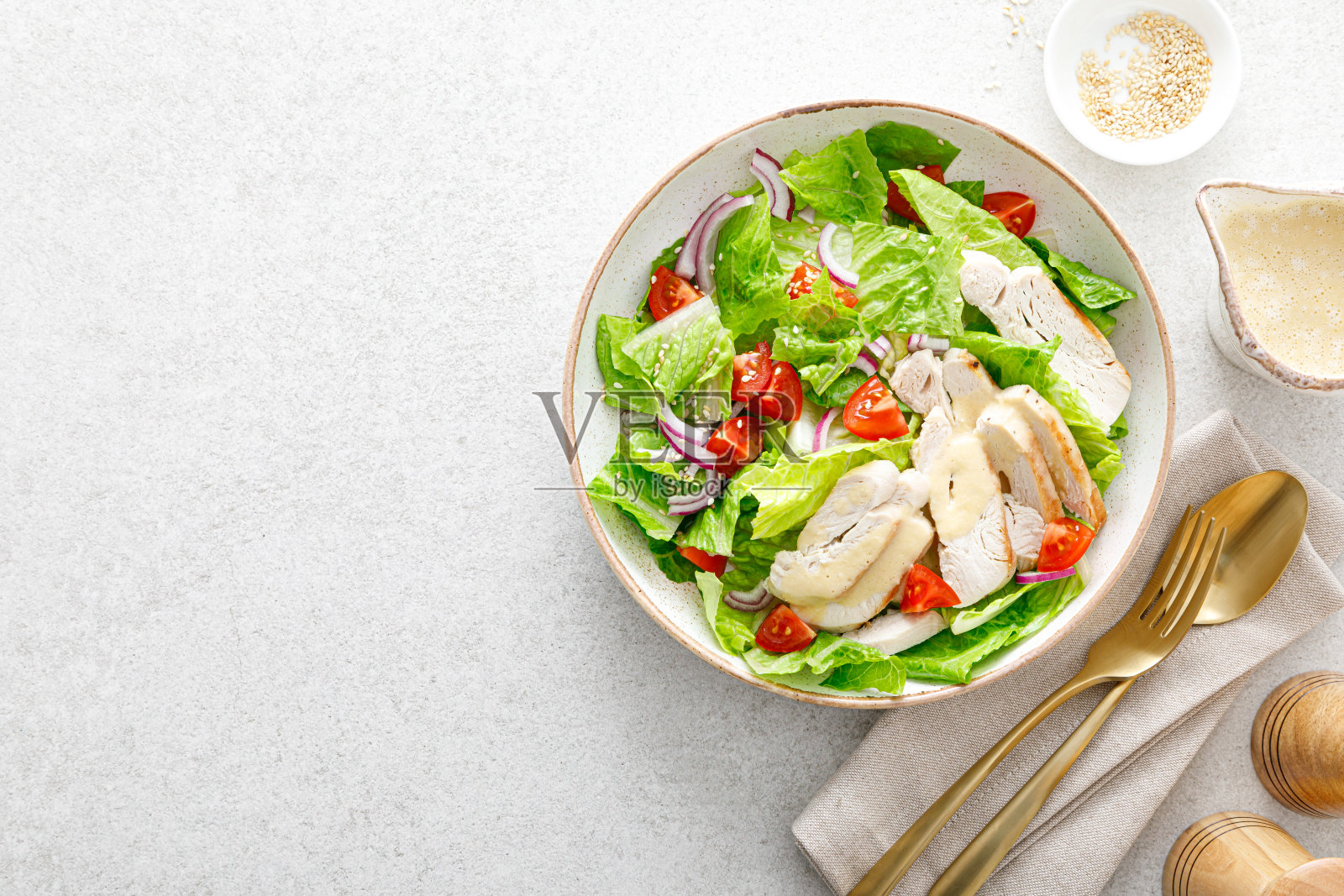 生菜沙拉，烤鸡肉和西红柿照片摄影图片