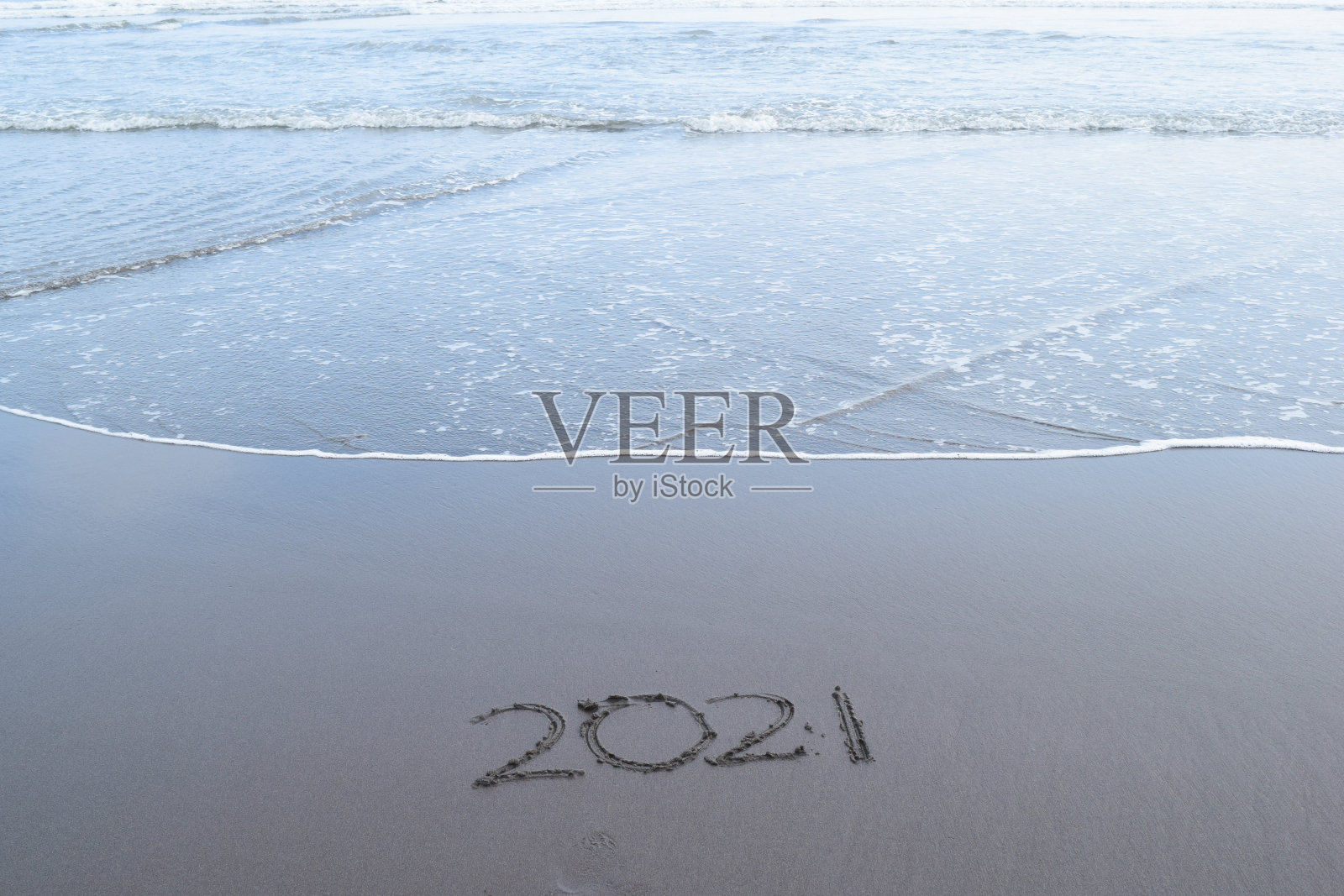 这是2021年在海滩黑色沙滩上的照片照片摄影图片