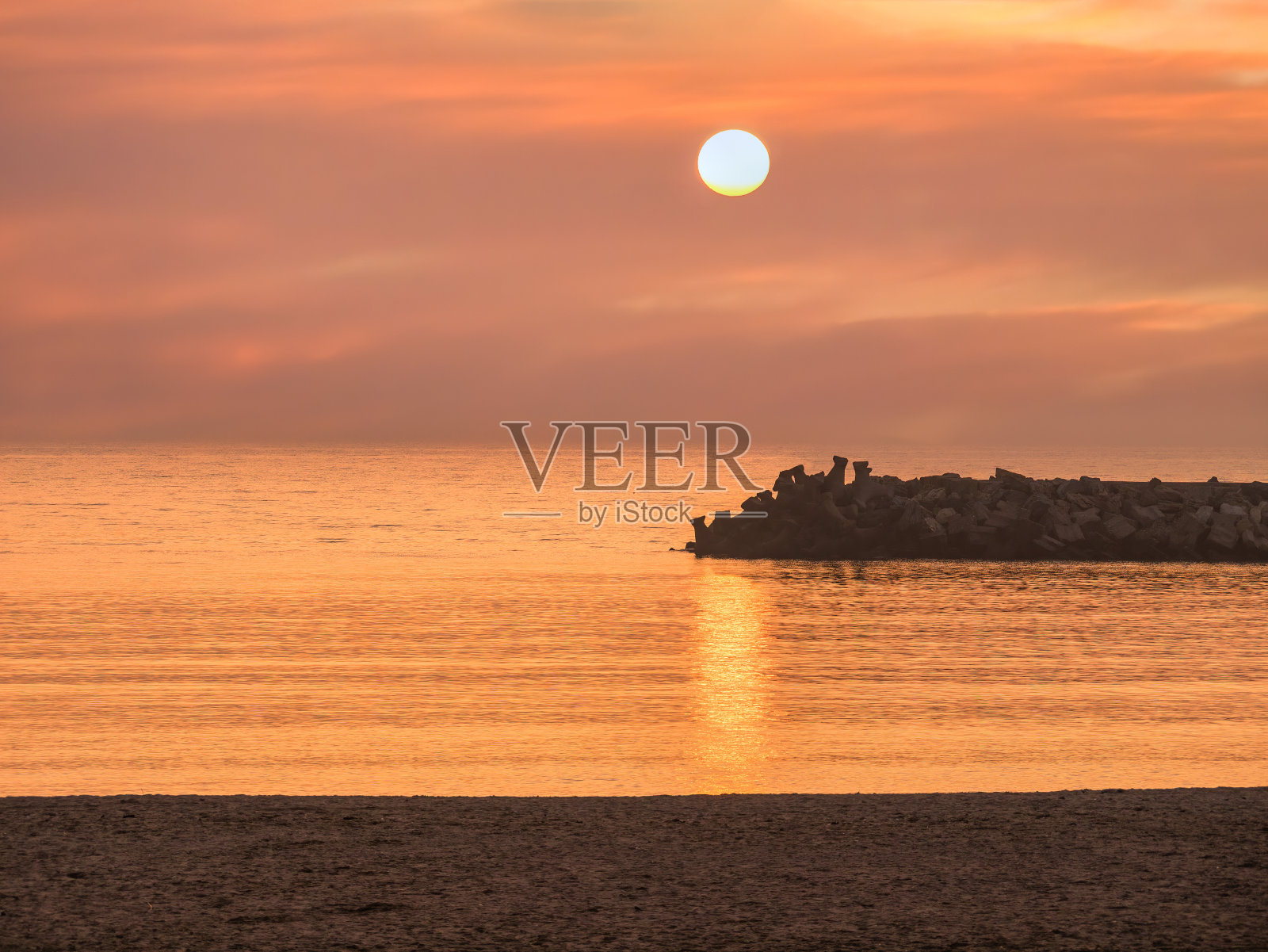 平静的黑海海面上美丽的日出或日落。夏天海滩风景。照片摄影图片