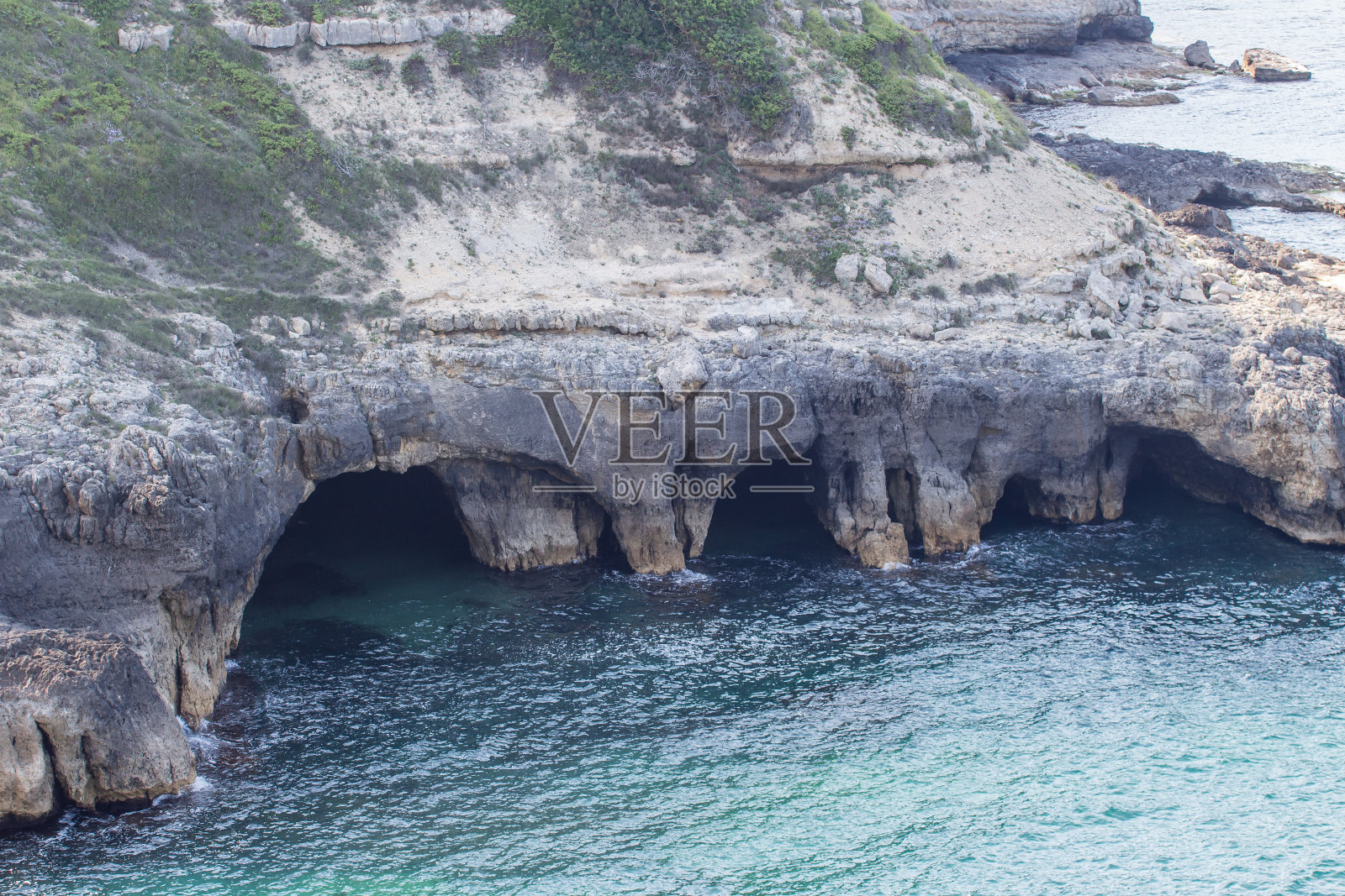 黑海海岸的岩石洞穴照片摄影图片