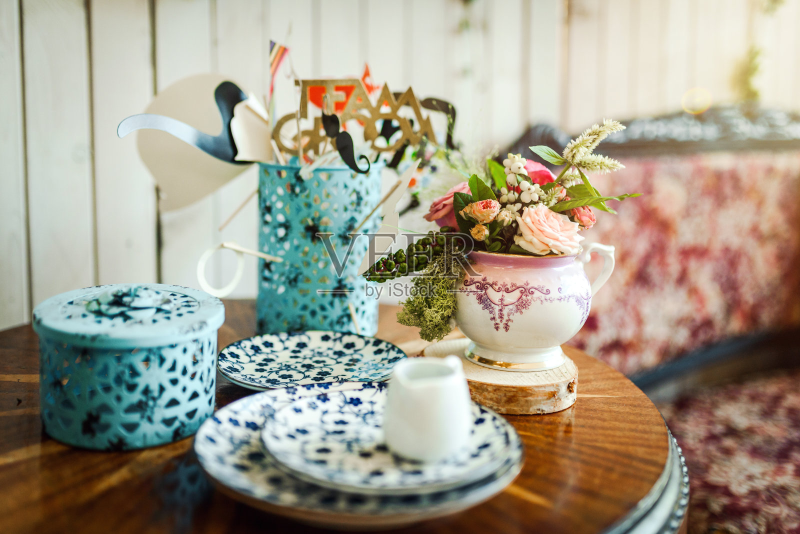 复古装饰——漂亮的瓷器茶杯和花瓶照片摄影图片