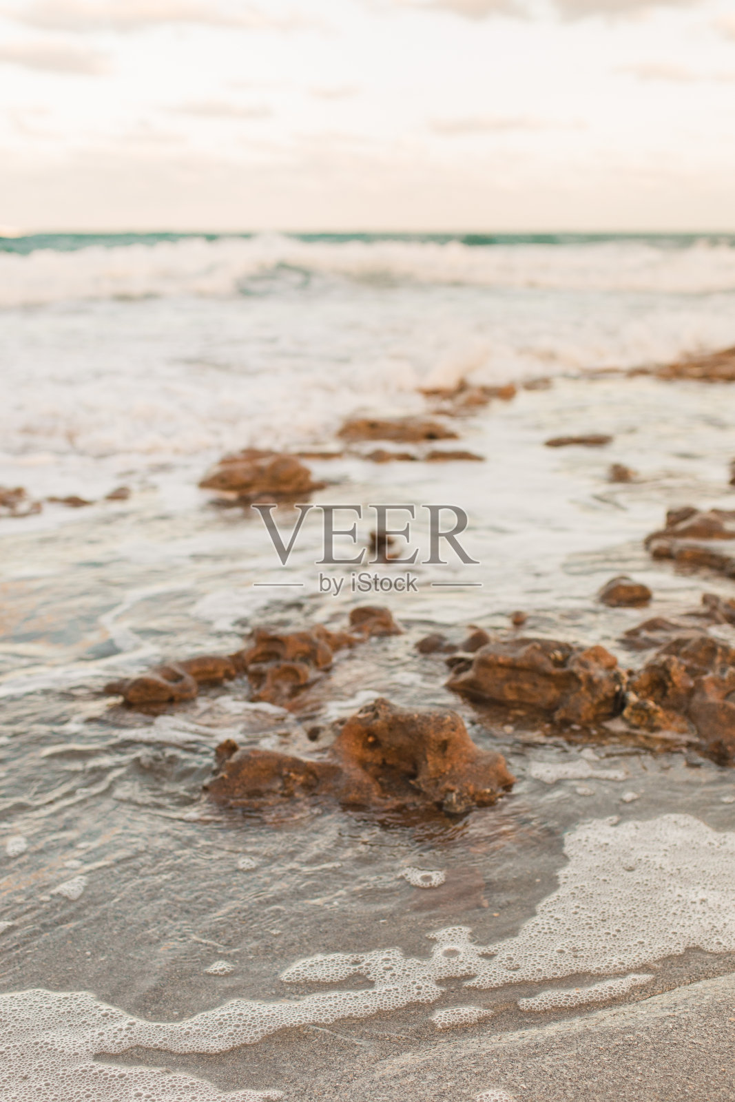 彩色天空在一个岩石海滩日落在木星，佛罗里达州在2021年3月照片摄影图片