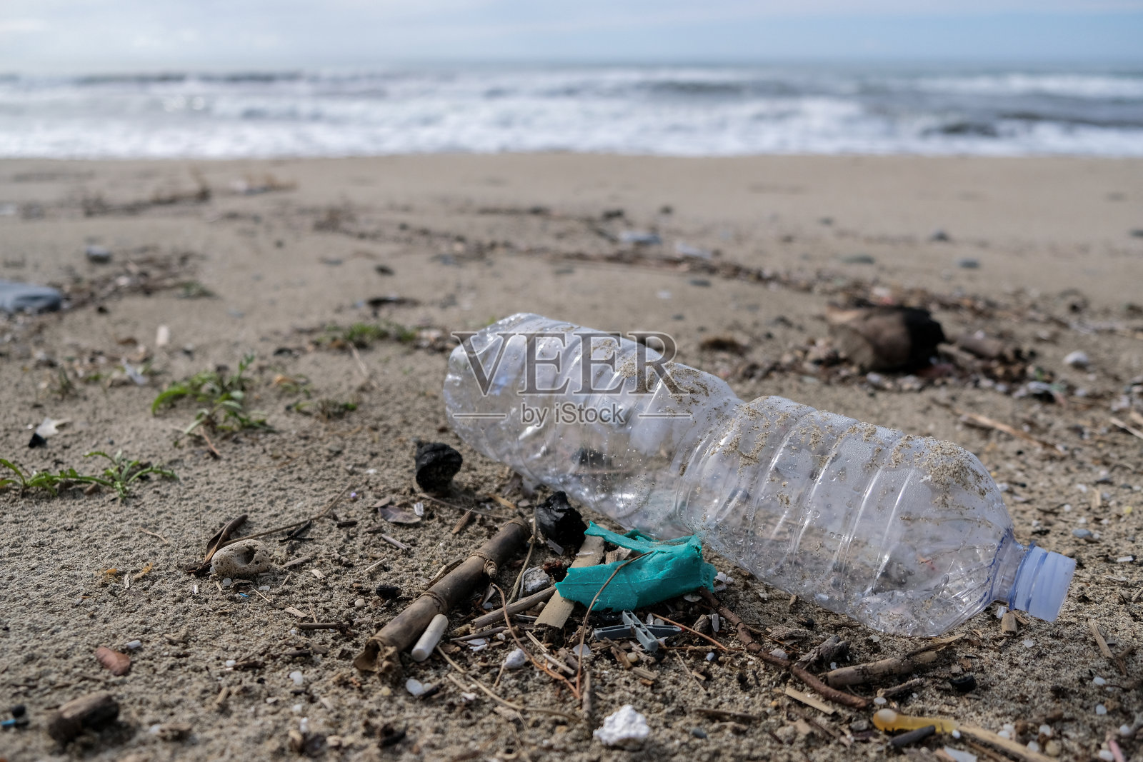 海岸边垃圾塑料瓶，无污染生态地球节约理念照片摄影图片