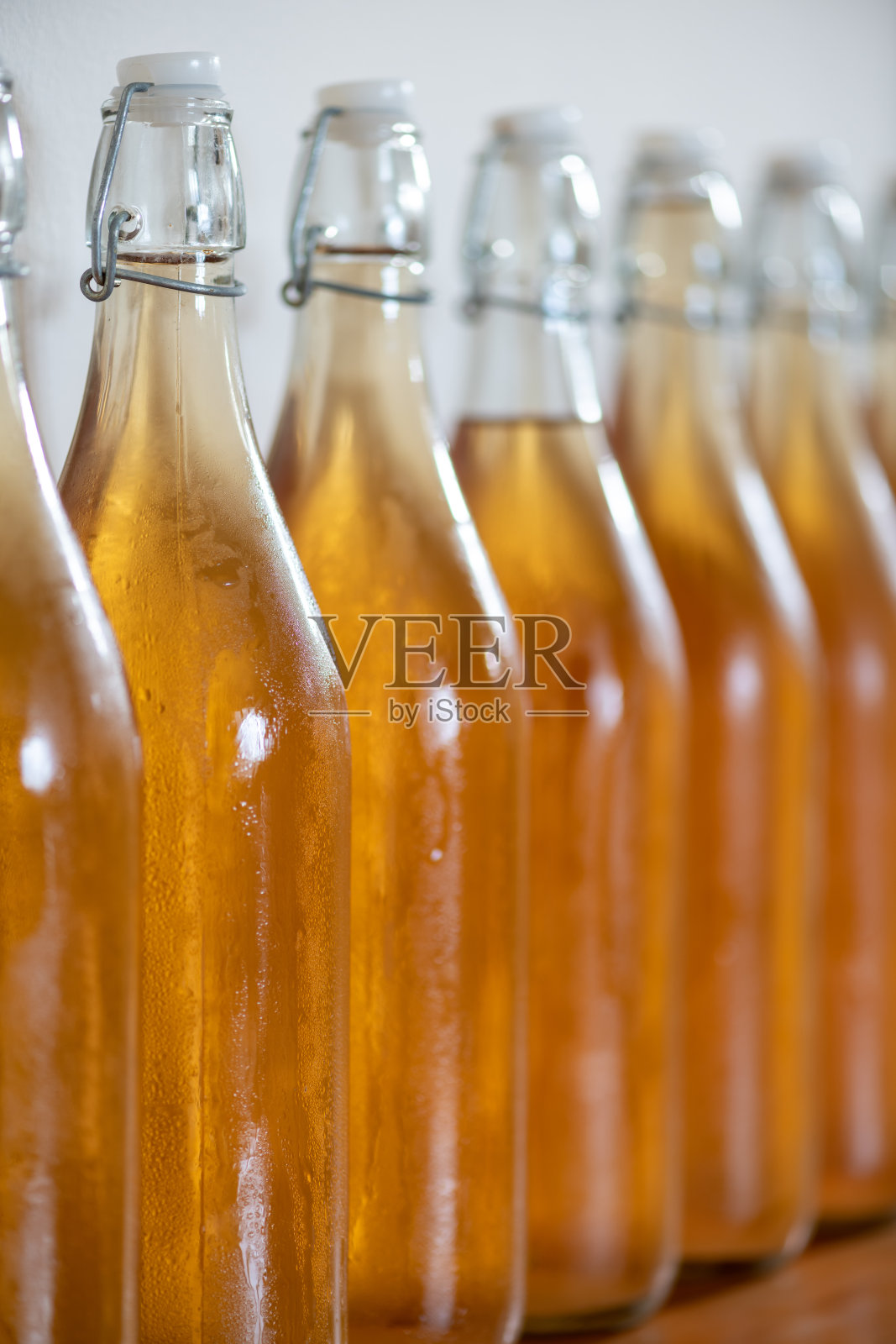 顶部翻转瓶照片摄影图片