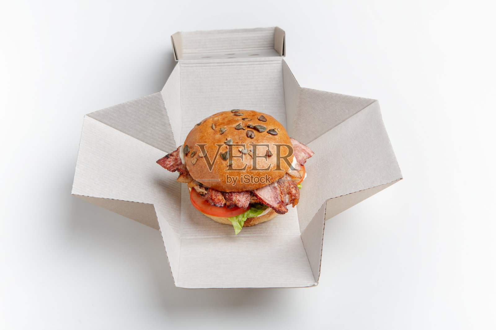 为客户在家或工作场所制作汉堡和美味食品照片摄影图片