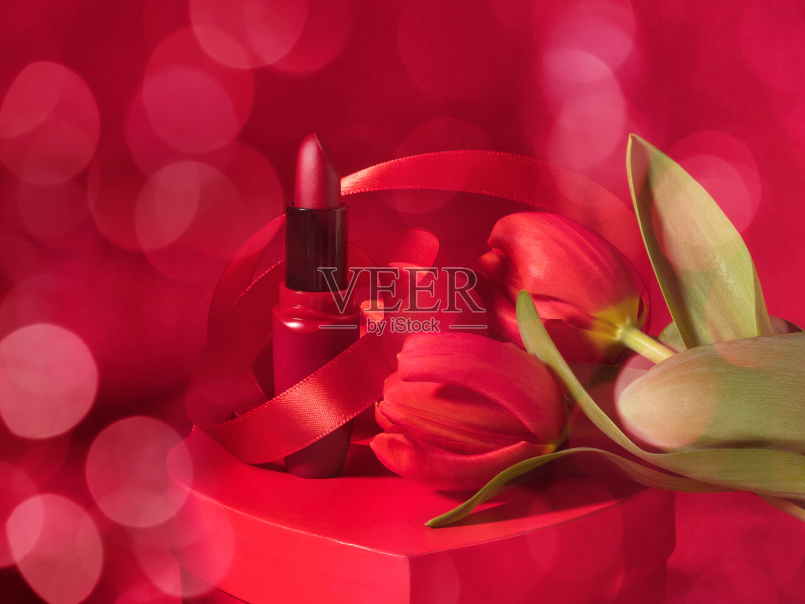 女性礼盒，母亲节，口红和红色郁金香照片摄影图片