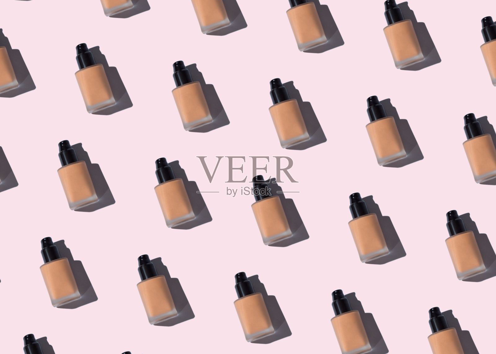 将粉底玻璃瓶图案涂在粉色上照片摄影图片