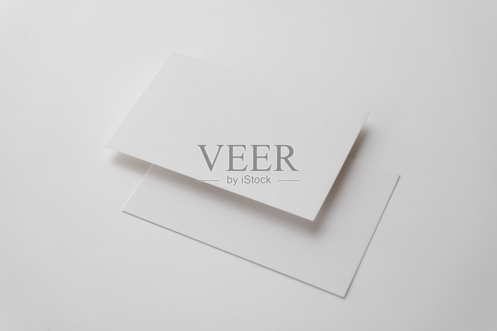 空白名片的模板模型上的白色背景。照片摄影图片