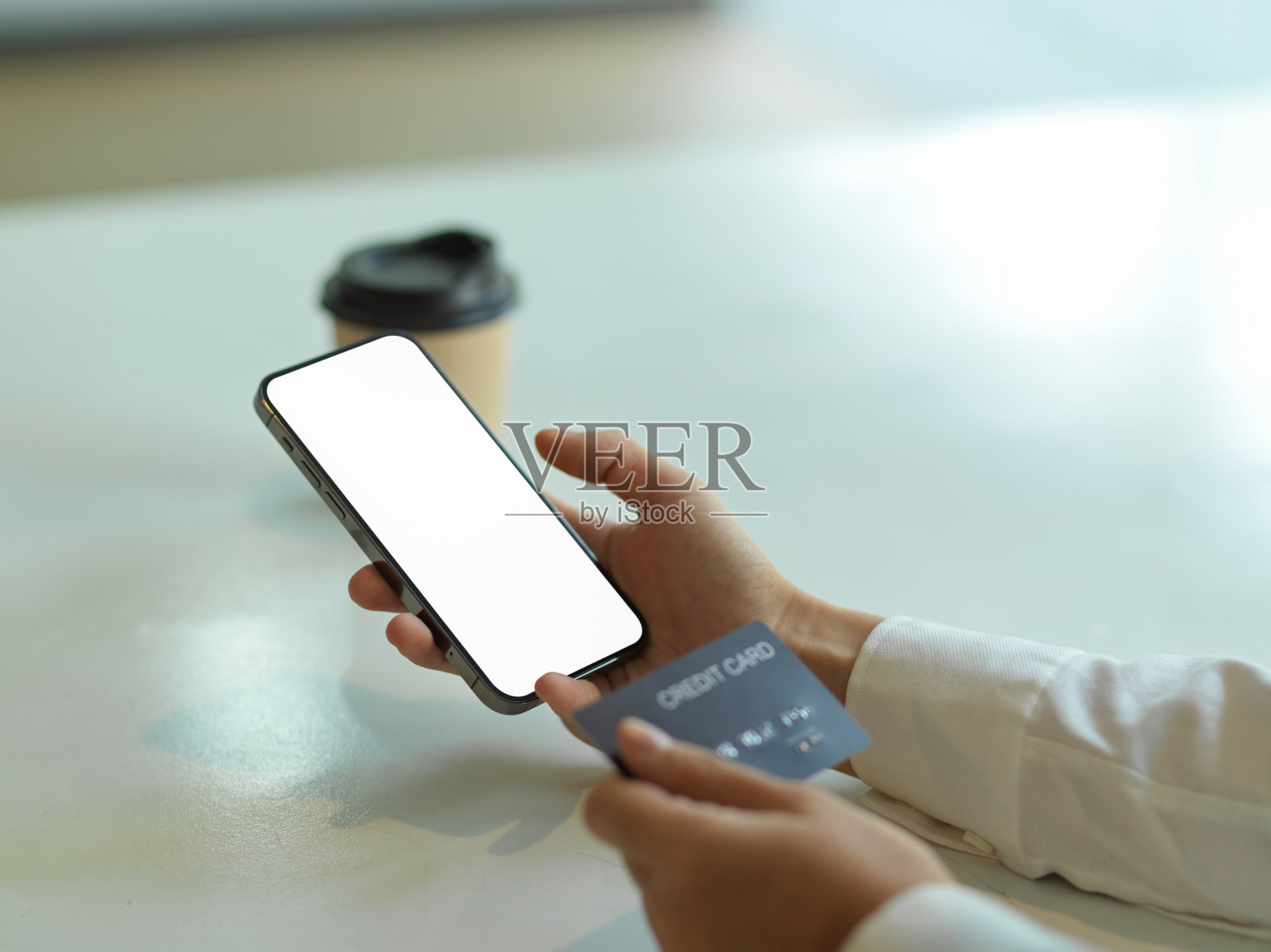 手用智能手机模拟屏幕和持有信用卡，网上银行的概念照片摄影图片