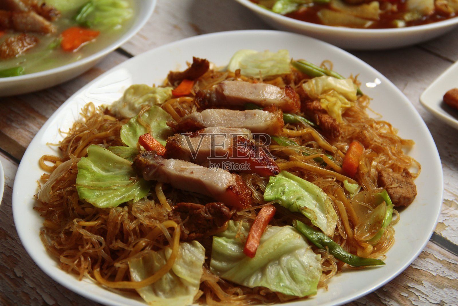 新鲜烹制的菲律宾食物叫Pancit Canton照片摄影图片