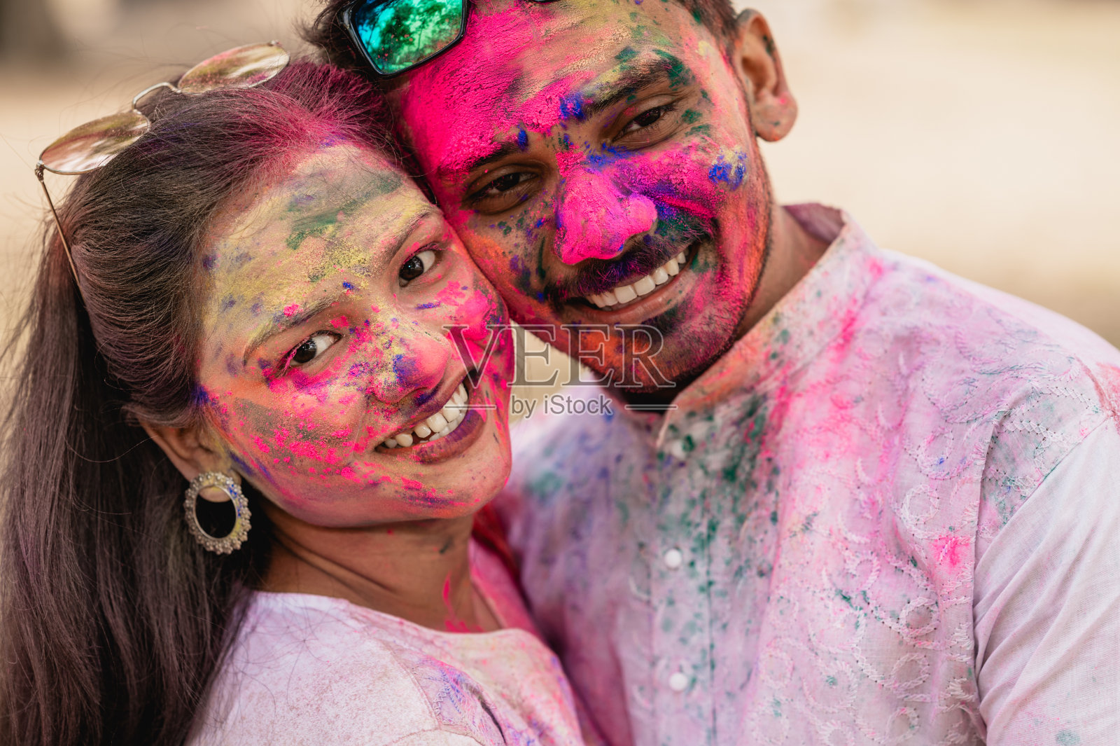 年轻夫妇享受胡里节照片摄影图片