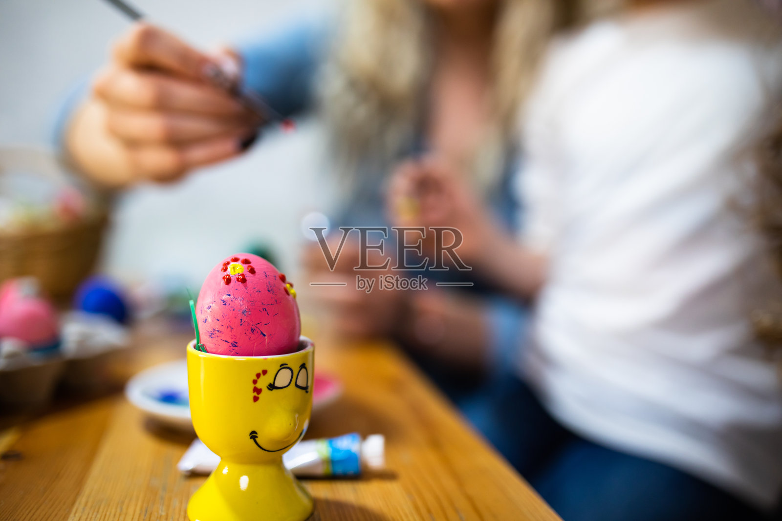 放在蛋夹里的复活节蛋照片摄影图片