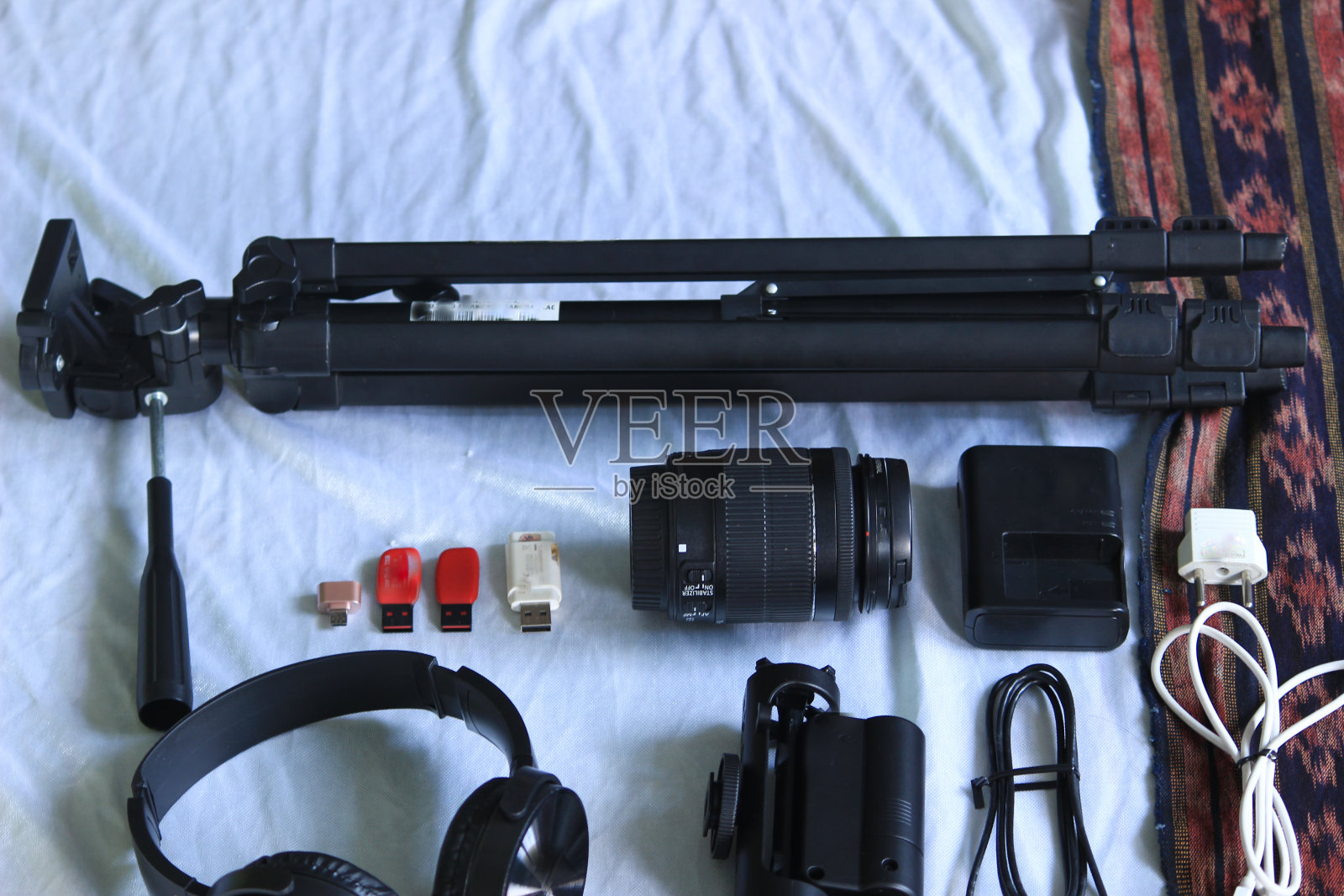 照片、视频和录音设备包括麦克风、耳机、手机、相机镜头、三脚架、闪存盘、充电器、数据线。照片摄影图片