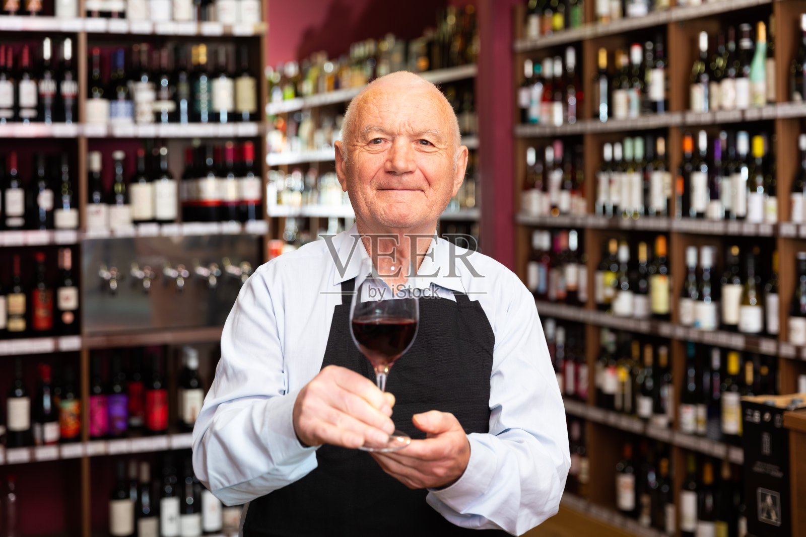 成功的老男酒庄老板邀请品尝自己生产的葡萄酒照片摄影图片