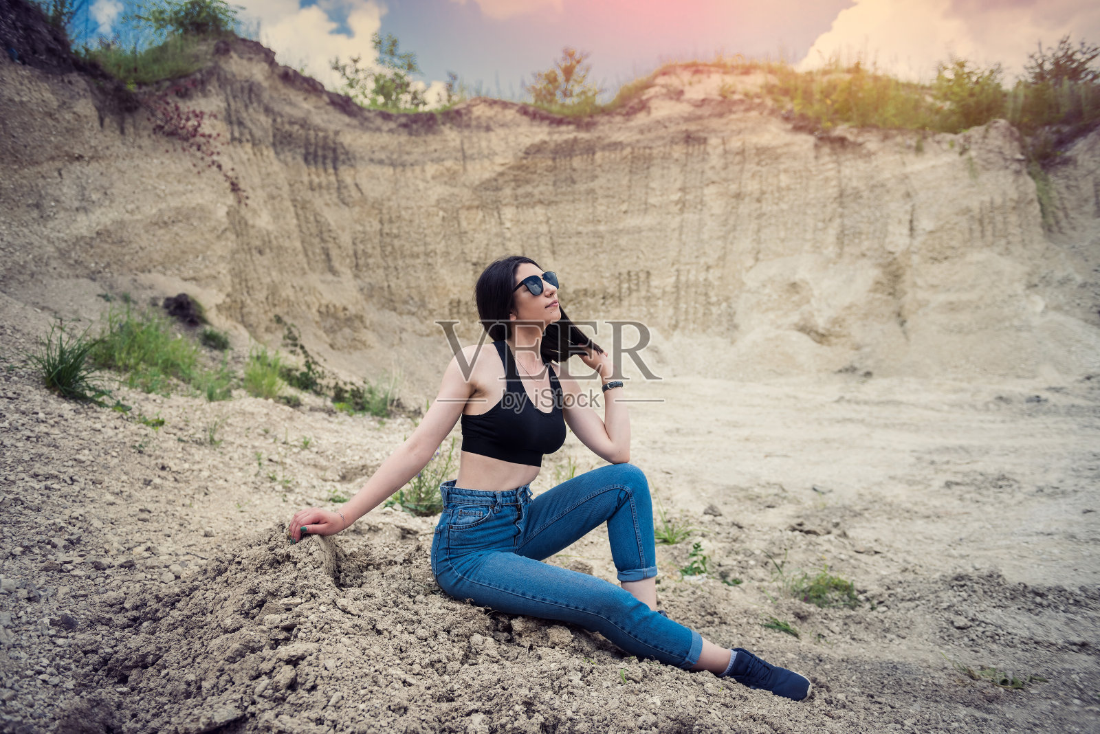 美丽的黑发女士在采石场放松和享受她的时间在夏天的一天照片摄影图片