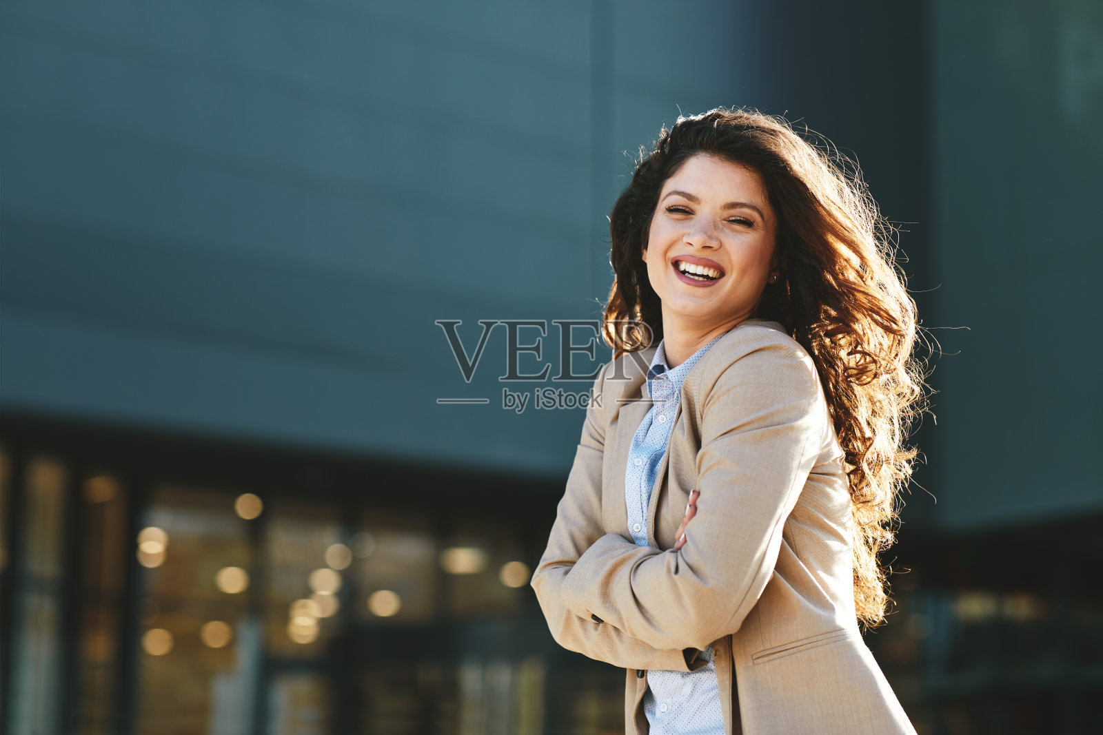 年轻的女商人在户外摆姿势照片摄影图片